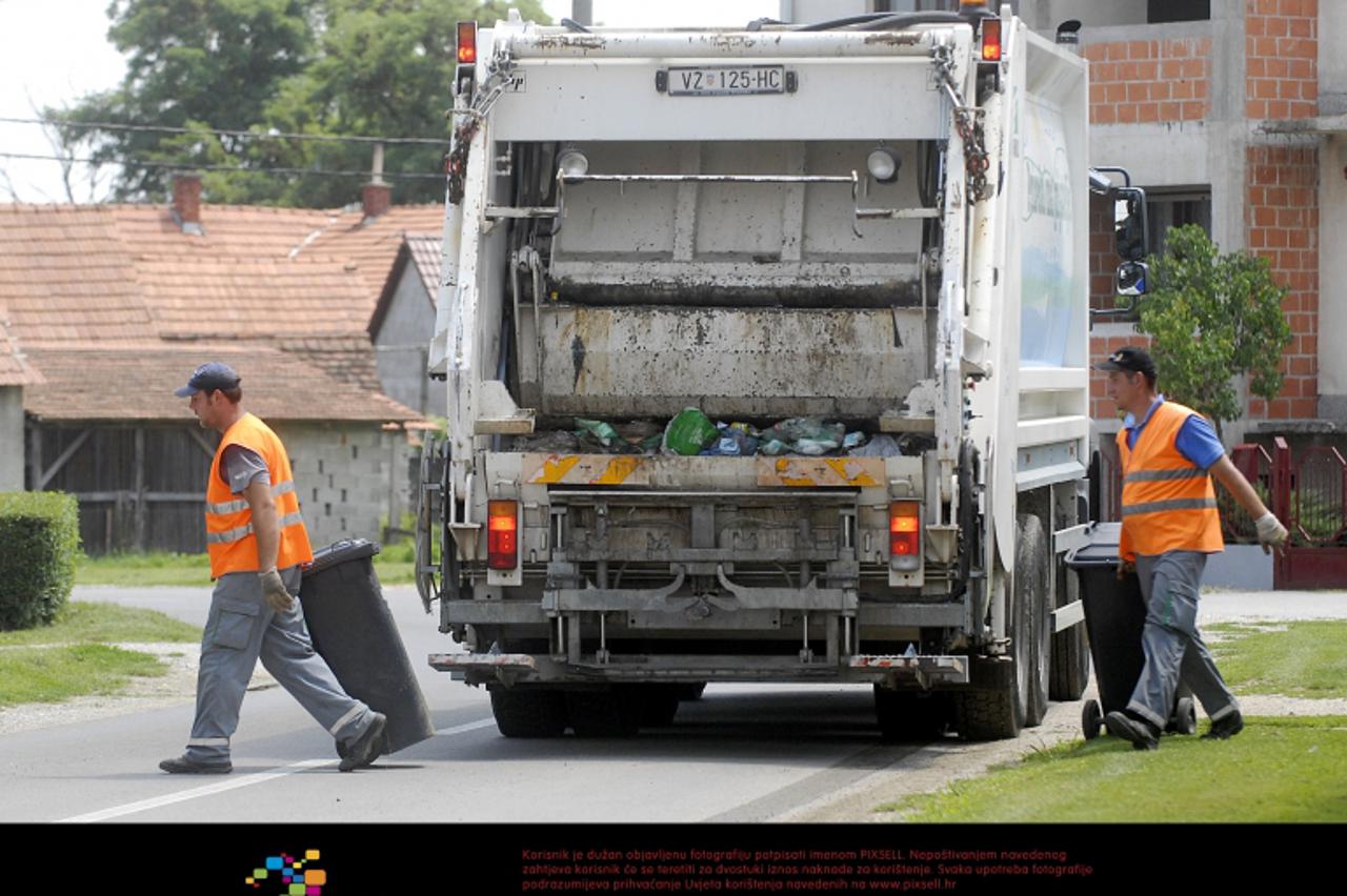 '03.07.2009., Varazdin - Djelatnici Varkoma odvoze smece, ilustracija za temu o mogucem poskupljenju odvoza smeca.  Photo: Marko Jurinec/Vecernji list'