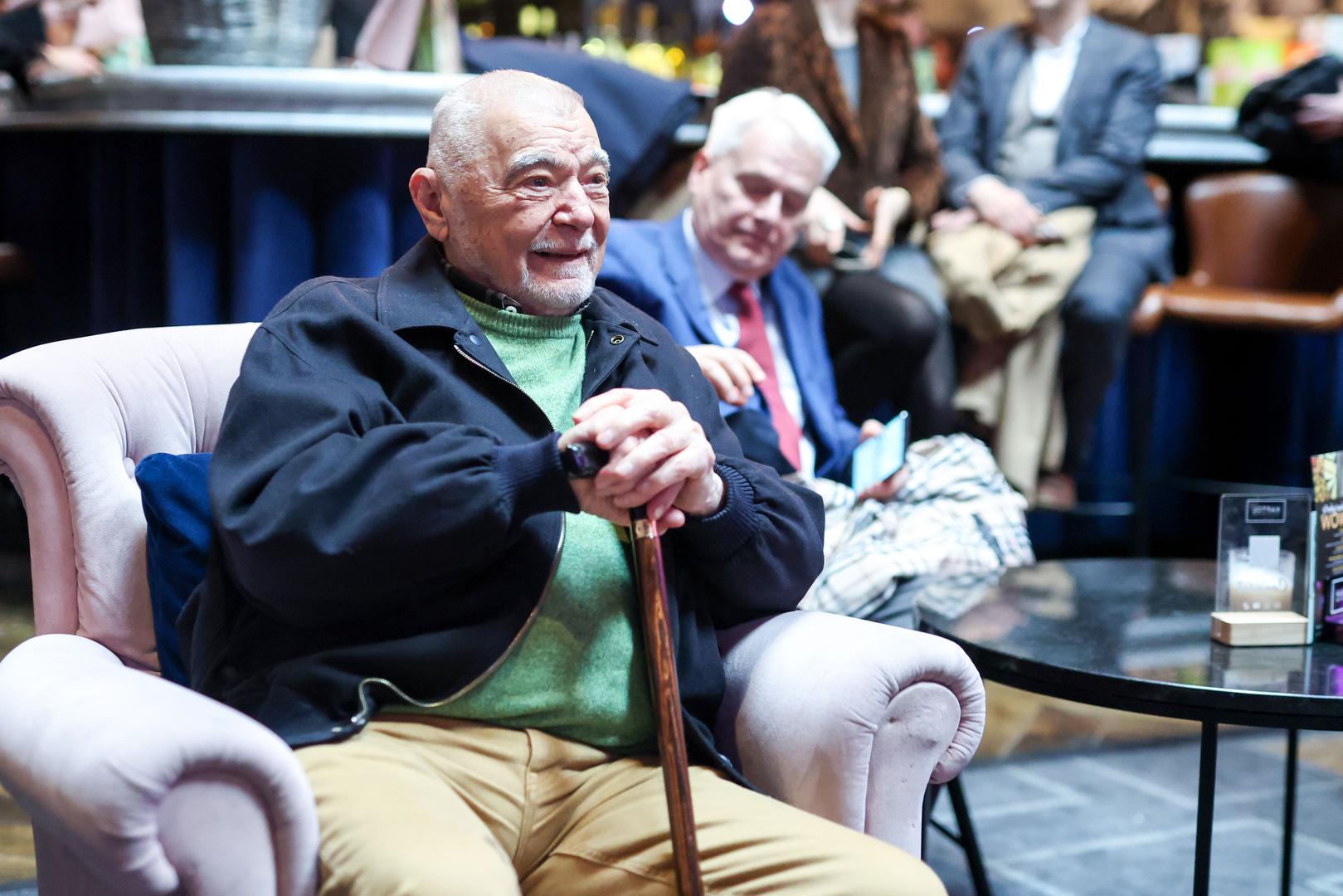 Bivši hrvatski predsjednik Stjepan Mesić (91) nakon dugo vremena pojavio se u javnosti. Mesić je sinoć došao u Kaptol Boutique Cinema u Zagrebu na premijeru dokumentarno-igranog filma "Zrinski" koja je okupila mnoge poznate Hrvate.