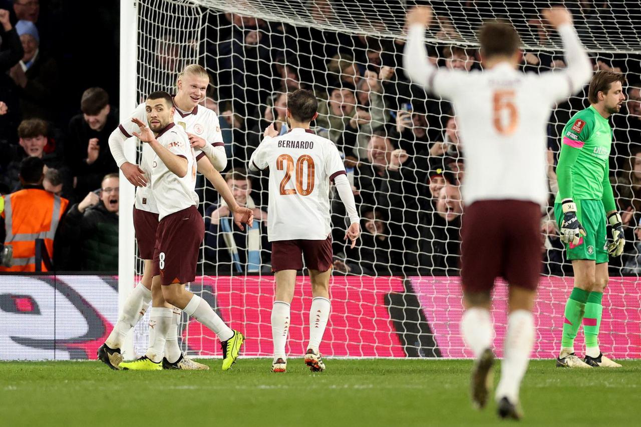 FA Cup - Fifth Round - Luton Town v Manchester City