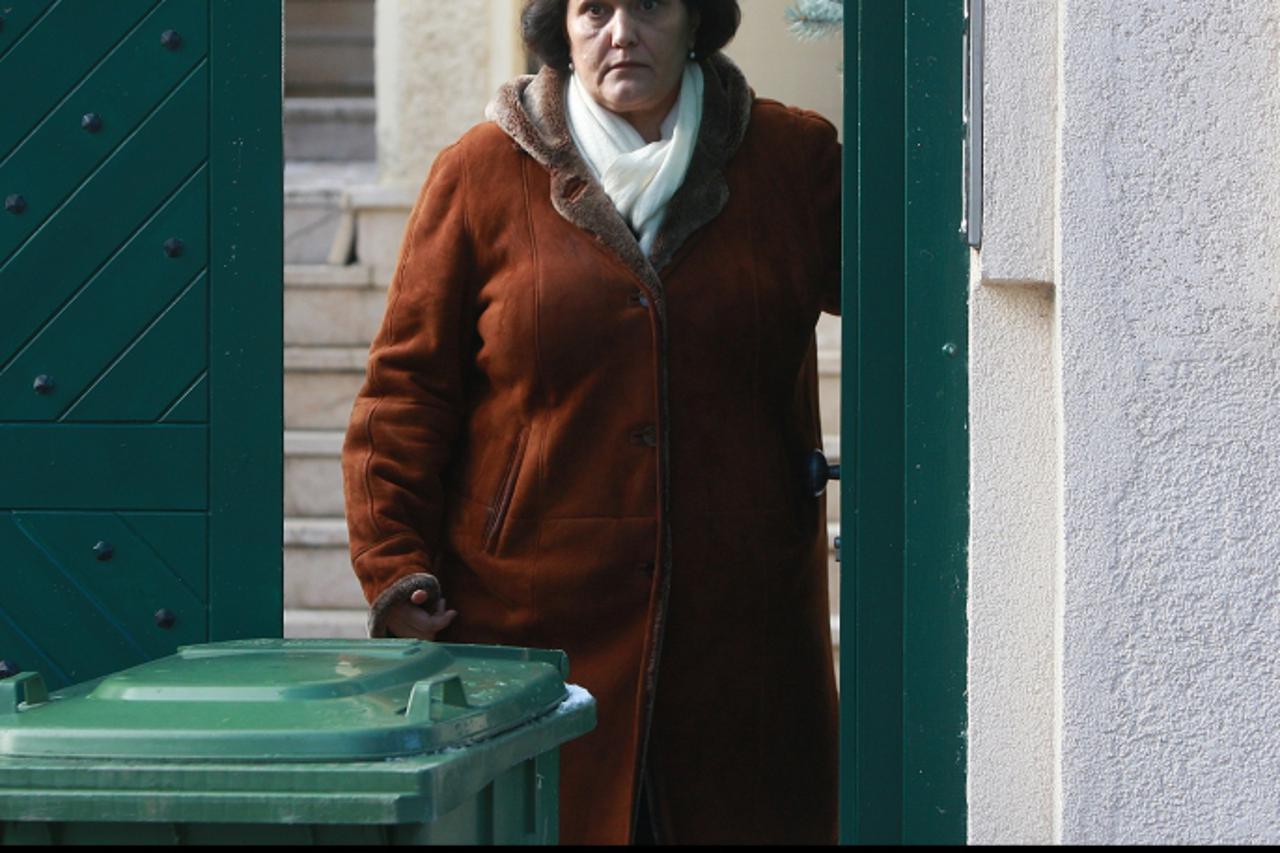 '28.12.2010., Kozarceva 21, Zagreb - Nocas su istrazitelji i povjesnicar umjetnosti zamotali umjetnine obitelji Sanader u foliju i pazljivo ih odnijeli iz vile. Deponirat ce ih u posebnom skladistu Mu
