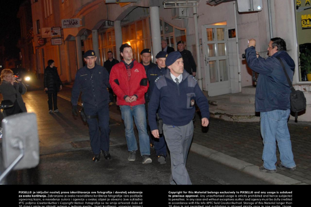 '06.03.2013., Slavonski Brod - Privodjenje osumnjicenog 21-godisnnjeg D.P. za brutalno ubojstvo. Sjekirom je na spavanju zatukao stanodavca Stanislava Turzanskog kod kojeg je stanovao u Bukovlju. Poko