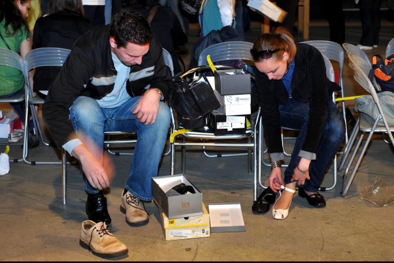 \'04.05.2009.,Zagreb - Tvornica kulture, Subiceva , navala na rasprodaju cipela     Photo: Marko Lukunic/Vecernji list\'