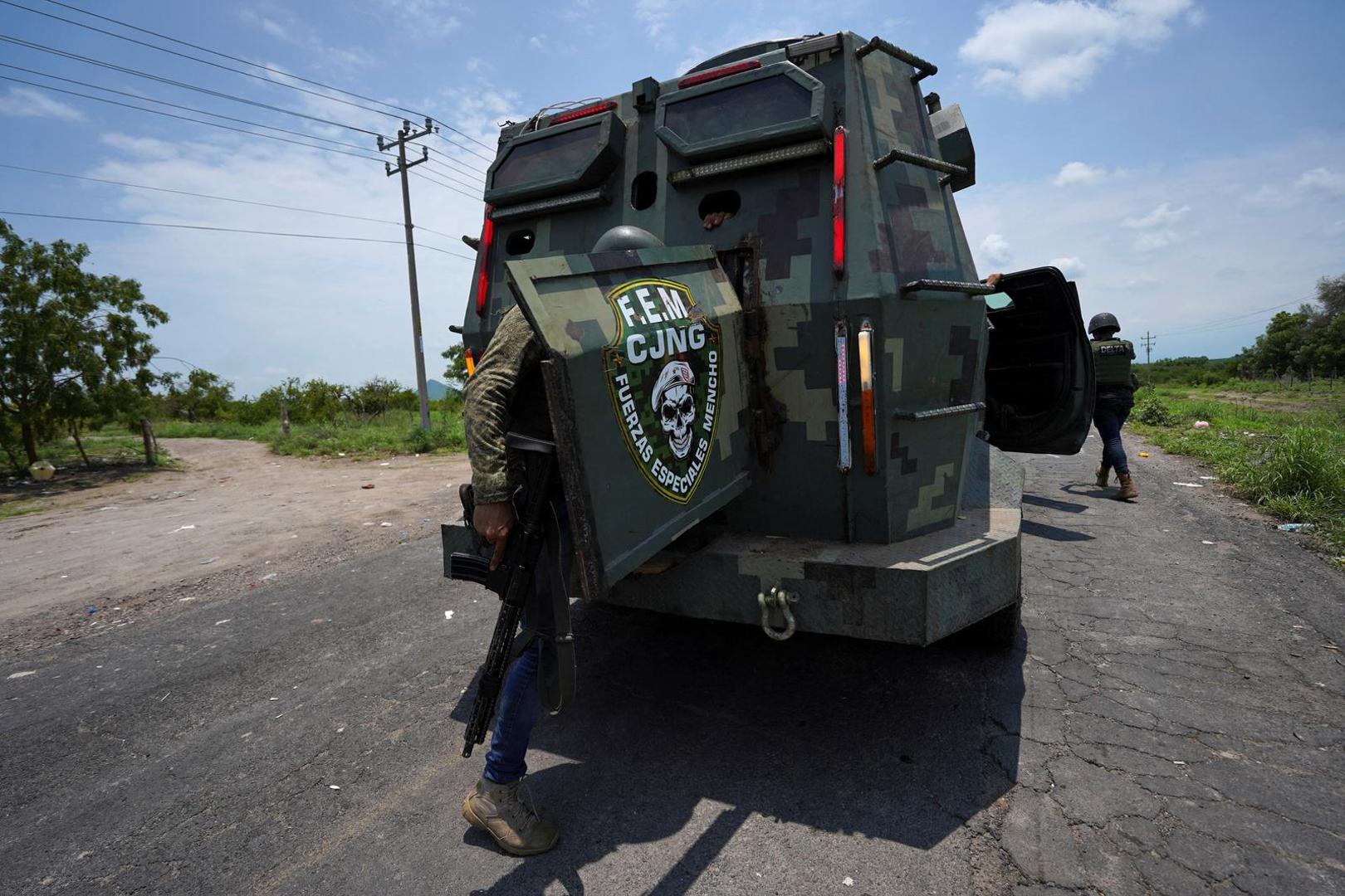 Deseci banaka i lokalnih poduzeća oštećeni su nakon što su ih zapalili članovi kartela.

