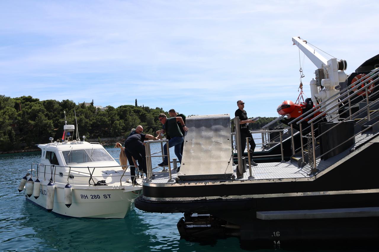 Policijski očevid u Milni nakon tragične pomorske nesreće u Splitskim vratima