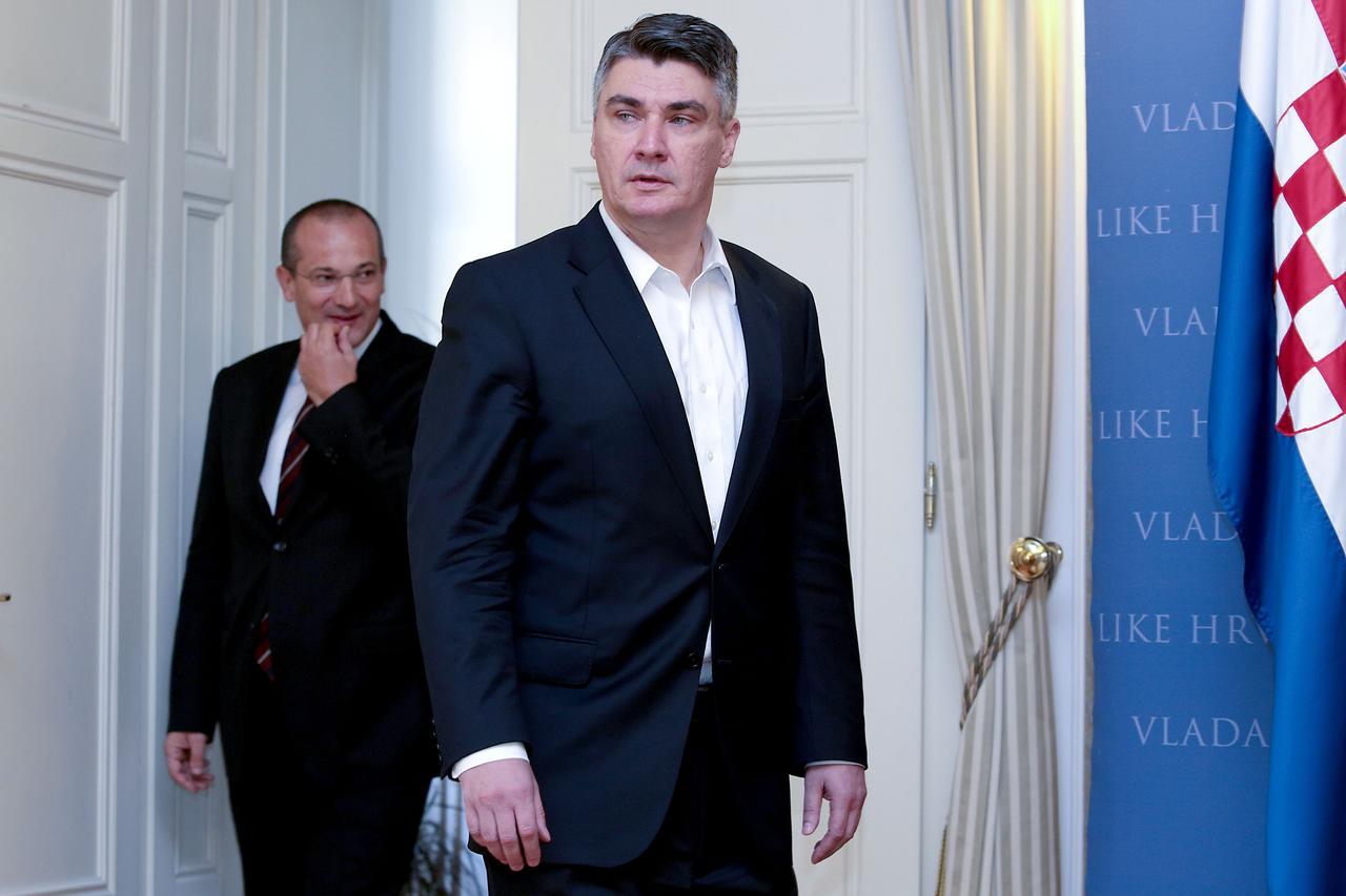 18.09.2015., Zagreb - Predsjednik Vlade RH Zoran Milanovic odrzao je u Banskim dvorima izvanrednu konferenciju za medije na kojoj je govorio o stanju u zemlji i eskalaciji izbjeglicke krize. Izbjeglicama je porucio da mogu proci hrvatskom i da idu dalje. 