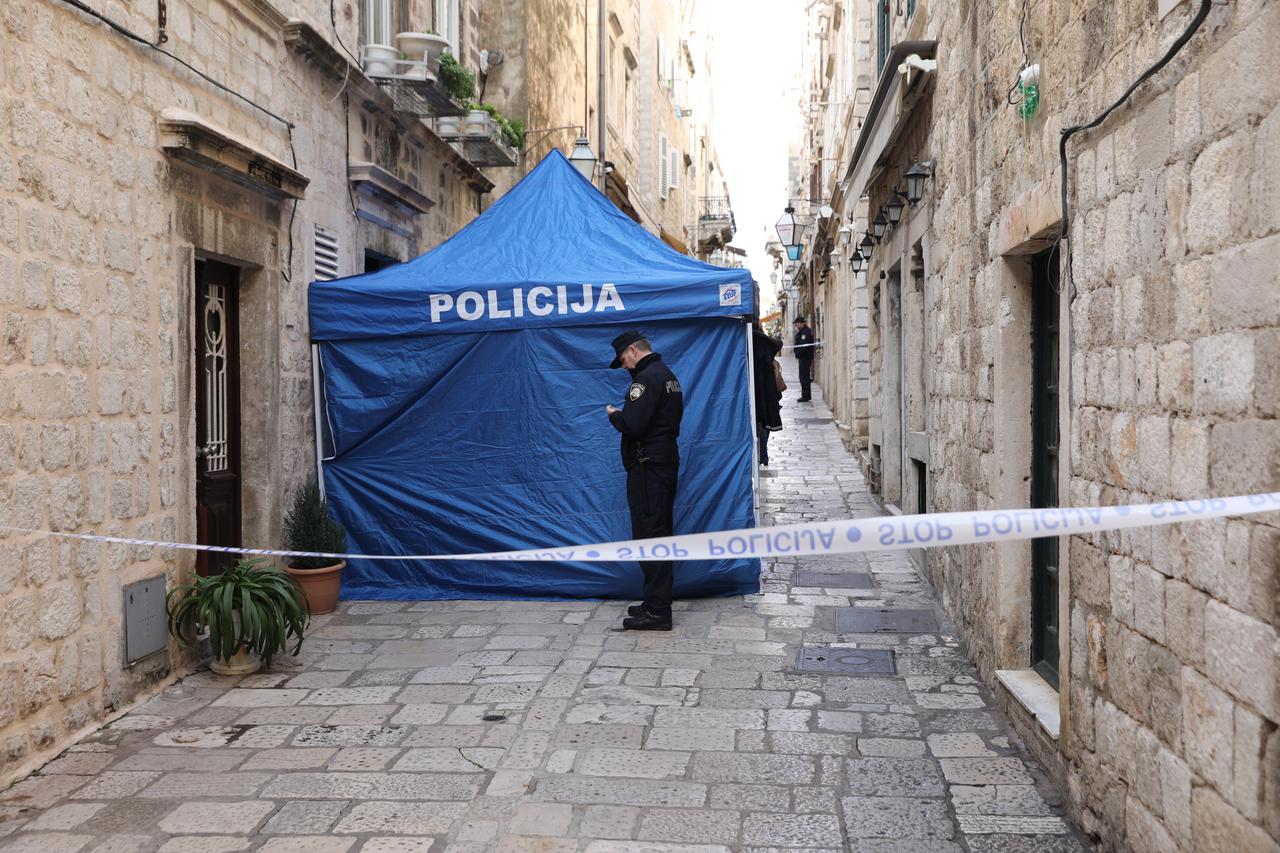 Dubrovnik: Policijski očevid u stanu gdje su pronađena tri tijela