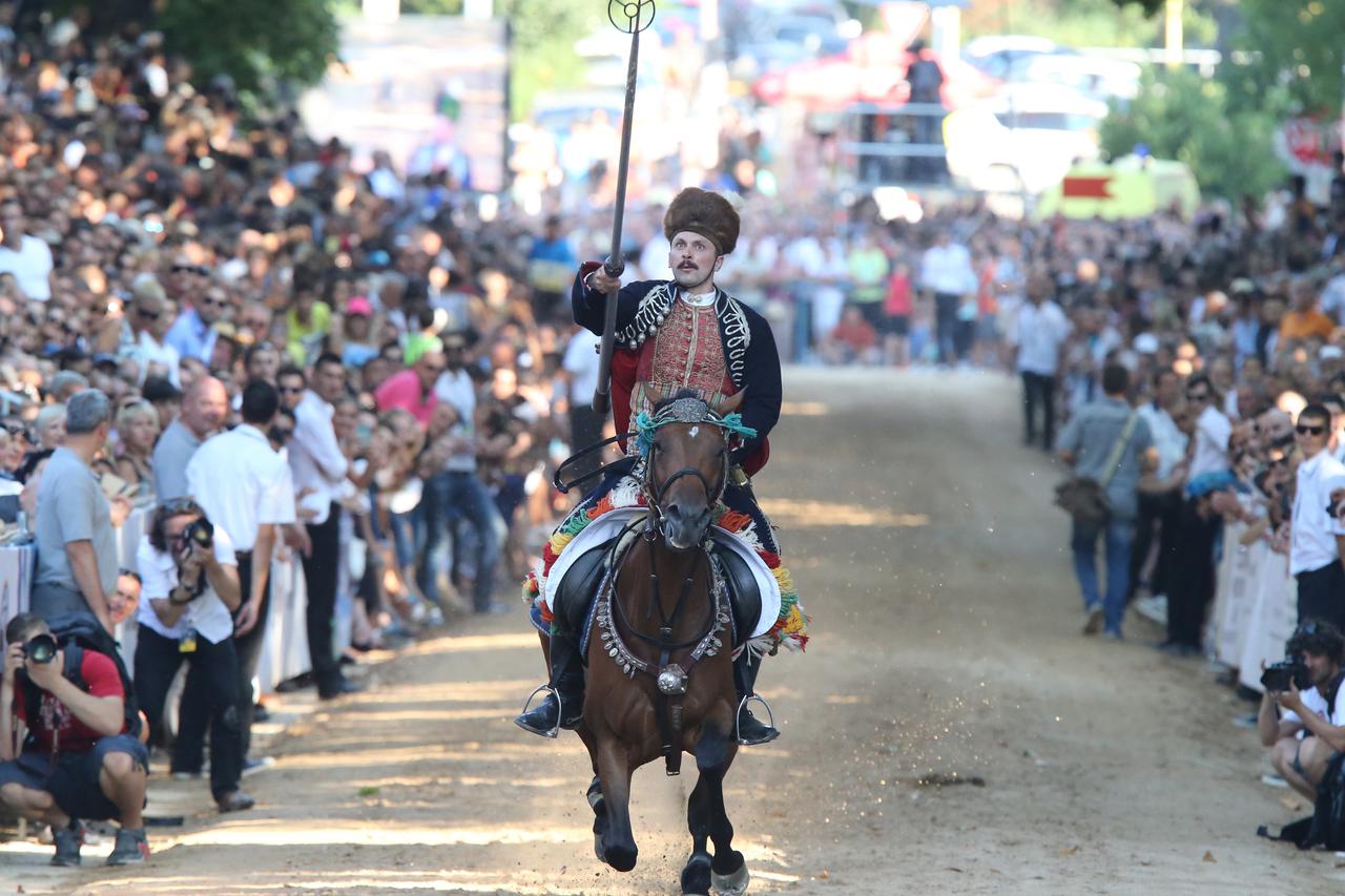 09.08.2015., Sinj - Jubilarna 300. Sinjska Alka. Sinjska alka je hrvatska viteska igra. Odrzava se svake godine u nedjelju u prvoj trecini mjeseca kolovoza u Sinju, na godisnjicu pobjede nad turskim osvajacima 14. kolovoza 1715. Na taj dan je 700 hrvatski
