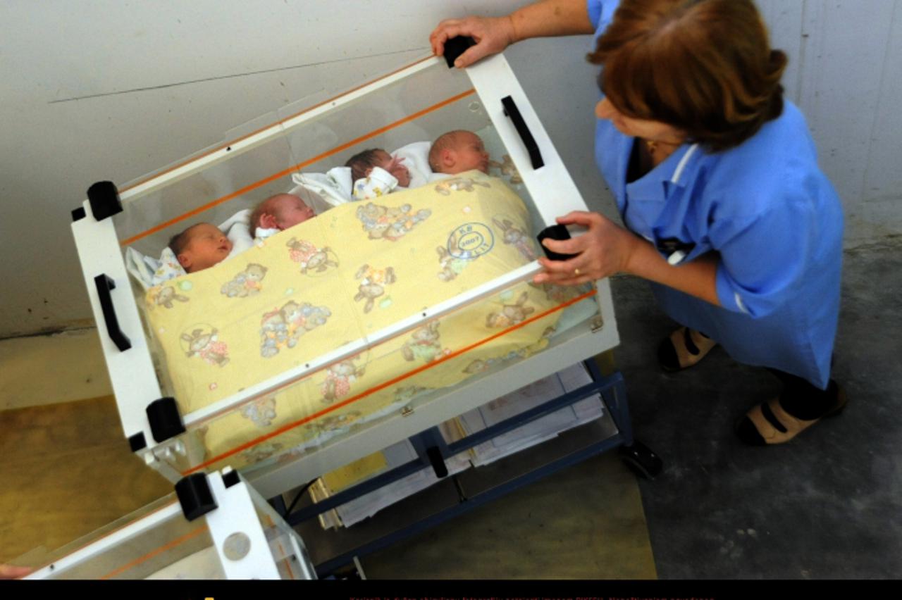 '25.01.2010.,Split  -  Novo splitsko rodiliste pocelo je s radom.Seljenje beba iz starog u novo rodiliste putem tunela koji se nalazi ispod bolnice (MOLIMO ZAMAGLITI DJECJA LICA) Photo: Nino Strmotic/