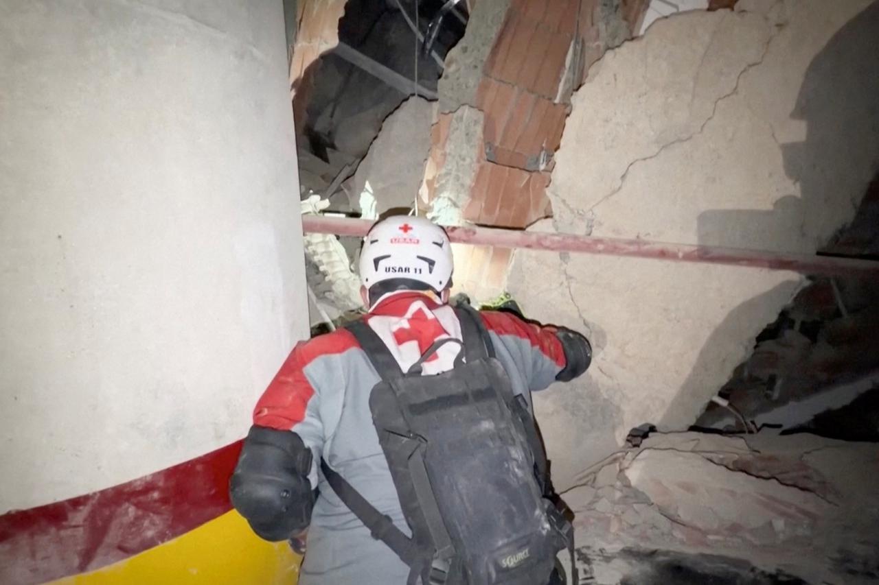 Chilean team attempts to rescue earthquake victim trapped for over a week