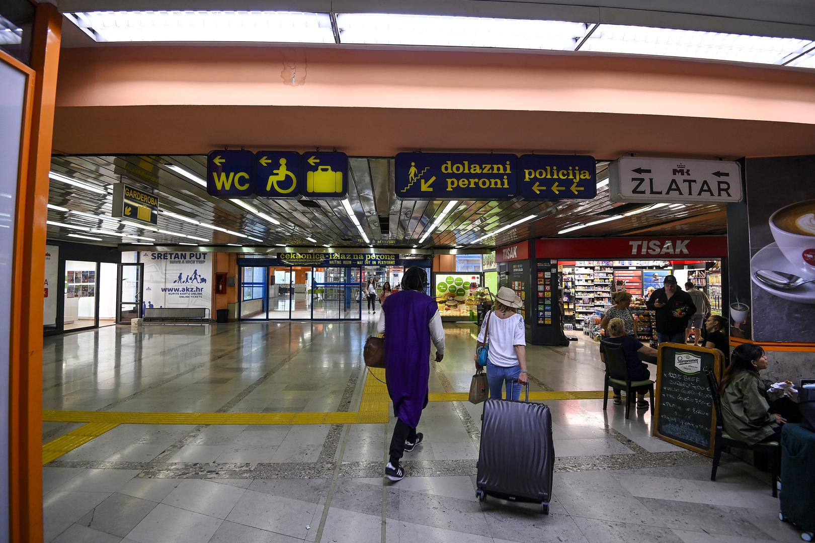 Za mnoge putnike, to je prvi dojam o glavnom gradu Hrvatske – mjesto susreta, rastanaka, čekanja i uzbuđenja putovanja.