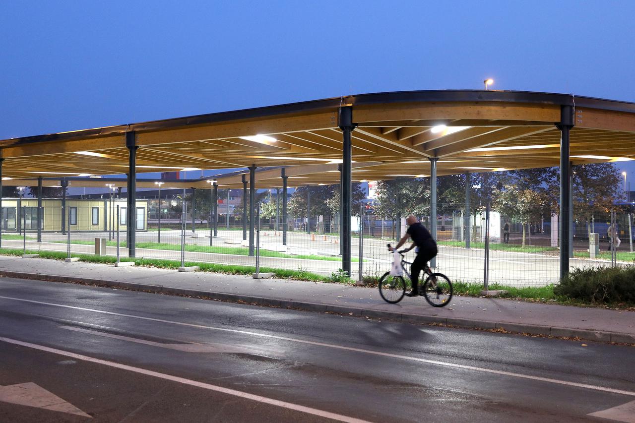 Zagreb: Iako nikad otvorena, tržnica Dubec osvijetljena je svake noći