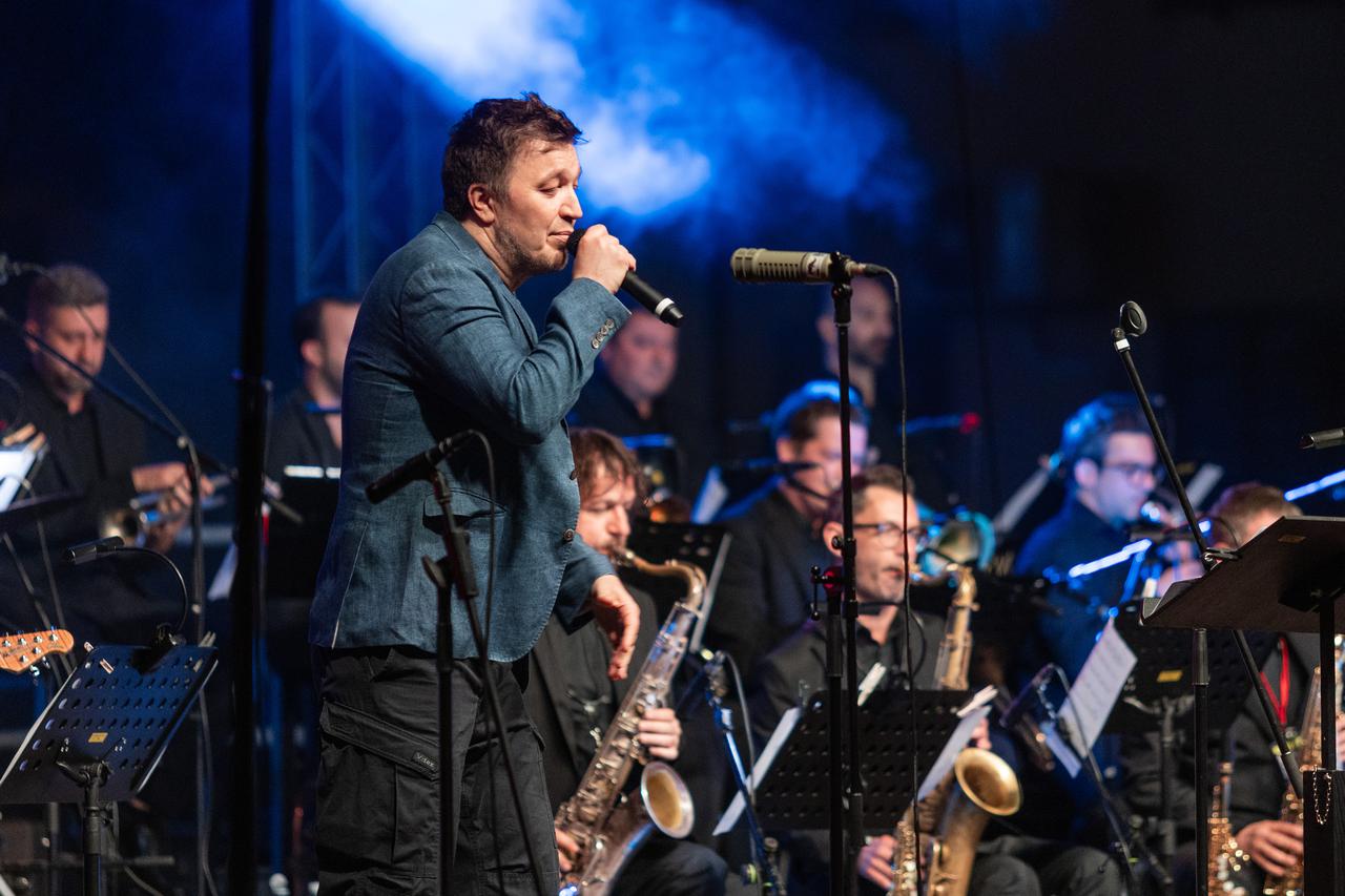 Pula: Pulsko kulturno ljeto započelo koncertom Ede Maajke i Jazz orkestar HRT-a pod ravnjanjem Mirona Hausera