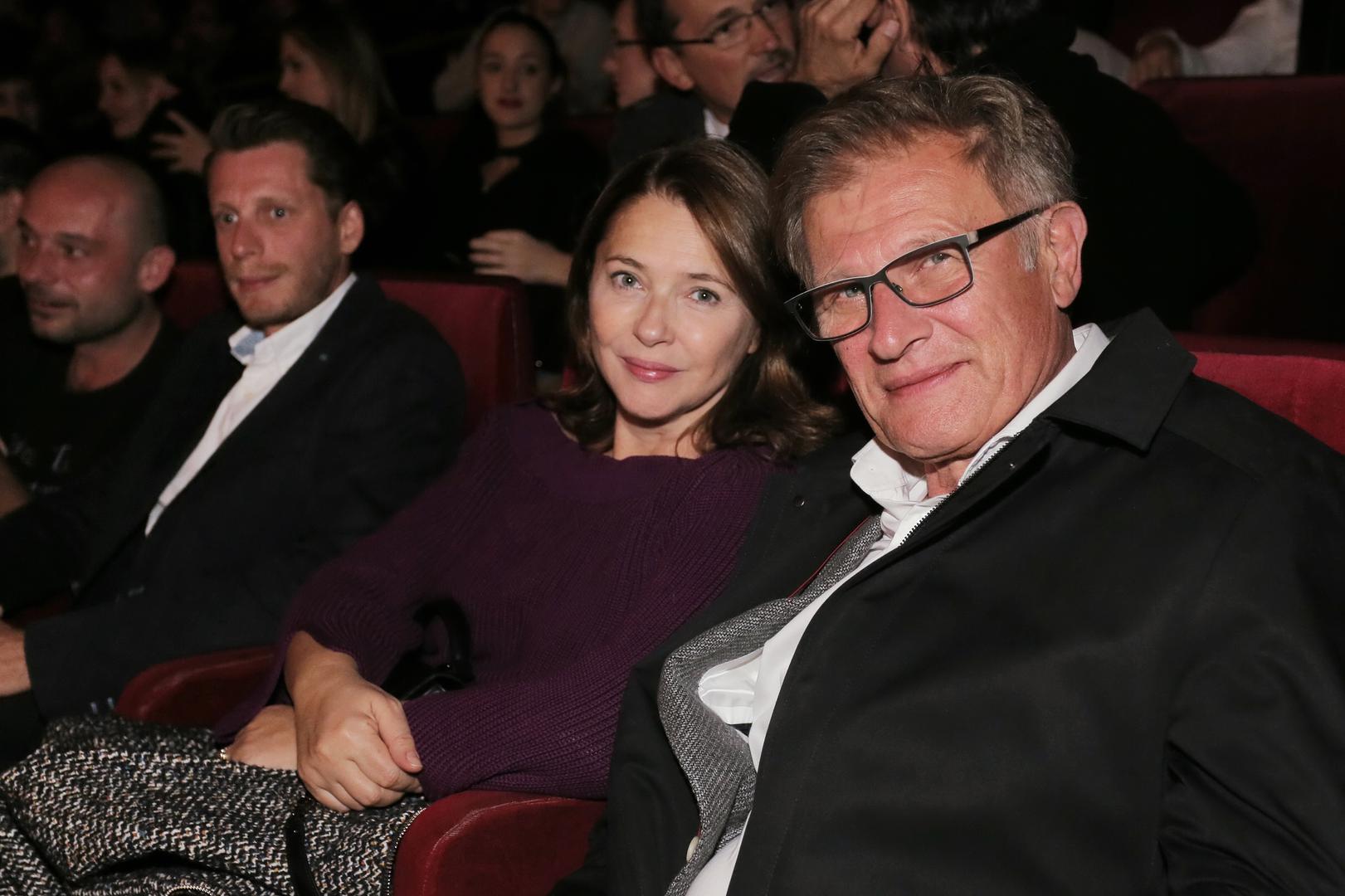Prije tri godine nakon 30 godina bračne sreće rastali su se glumica Sanja Vejnović i njen suprug Goran Mećava. Prvu veliku bračnu krizu  imali su 2010. godine, kada je Sanja saznala za suprugovu intimnu aferu. Nakon toga pokušali su popraviti stvari, ali nije išlo. 