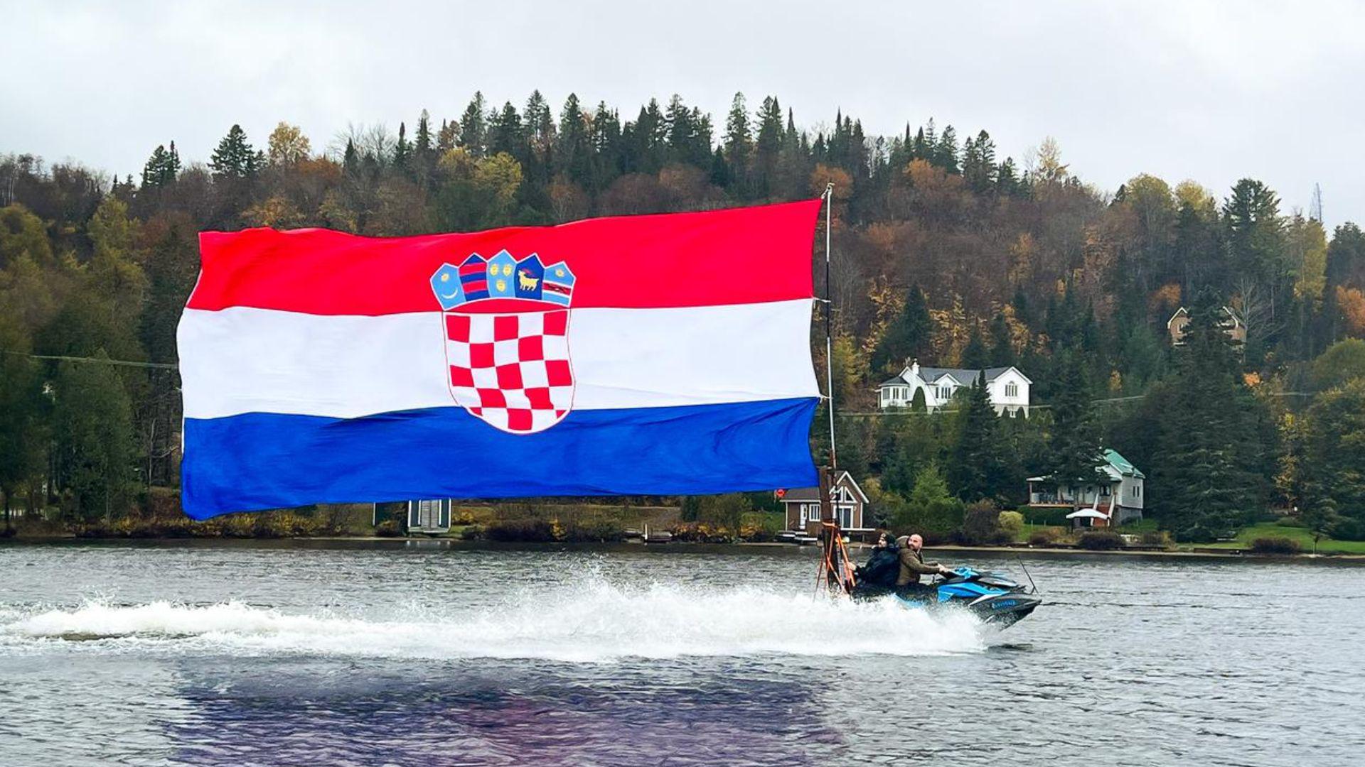 3. Najveća zastava koja se vijori na osobnom plovilu: Na slikovitim vodama Saint-Adolphe-d’Howard u Quebecu, Kanada, Jason Kovac, Gabriel Quesnel, Dominic Scotti, Jeremie Pozywiak i Alexandre Portugais osvojili su svjetski rekord za najveću zastavu koja se vijori na osobnom plovilu (PWC). Rekordna hrvatska zastava imala je impresivnih 39,73 četvorna metra. Zastava se nije samo vijorila na običnom jarbolu - bila je podignuta na golemom jarbolu pričvršćenom za stražnji dio jet-skija.