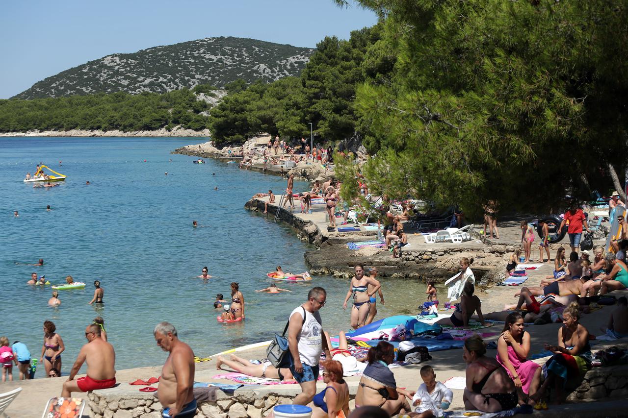 Plaža Zamalin u Tribunju prepuna je kupa?a