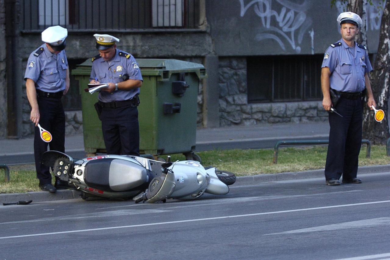 \'slavonija,31.07.2009,osijek,hrvatska,prometna nesreca na vukovarskoj ulici u kojoj su sudionici bili motocikl skuter i osobni automobil golf2,pri cemu je vozac motocikla zadobio teze tjelesne ozljed