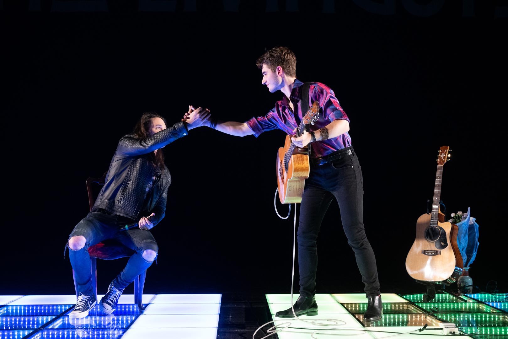 Osim izvedbe starijih hitova, ovaj koncert poslužio je i kao idealan poligon za live premijeru njegovog trećeg studijskog albuma “The Graduation", a na pozornici su nastupili i zanimljivi gosti poput Dine Jelusića i Mie Negovetić. Visoka očekivanja publike su ispunjena, a evo što nam je Frano rekao uoči koncerta: