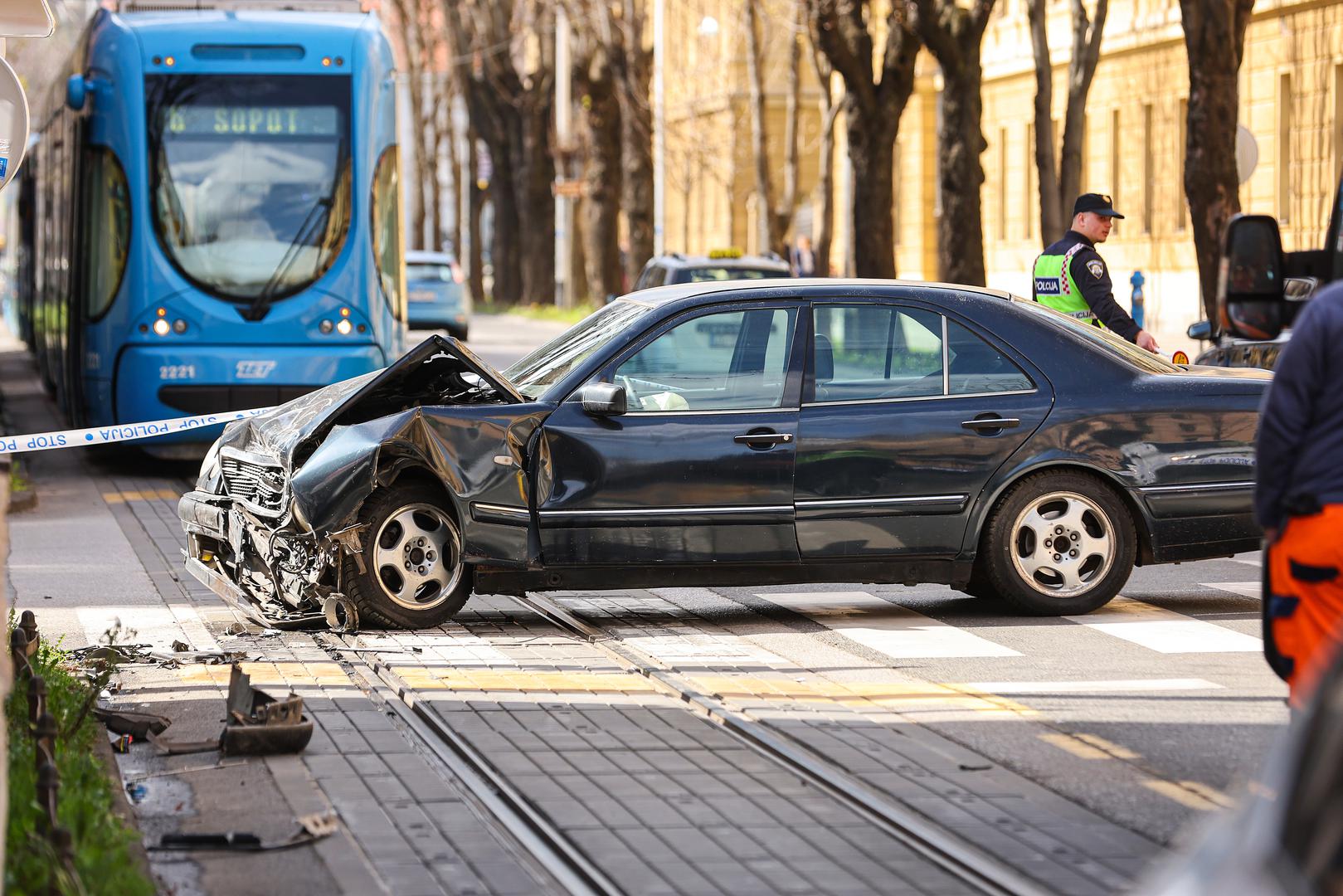 Na križanju Ilice i Ulice Ivana Cankara sudarili su se Mercedes i policijski automobil – i to toliko snažno da su im prednji dijelovi potpuno skršeni.