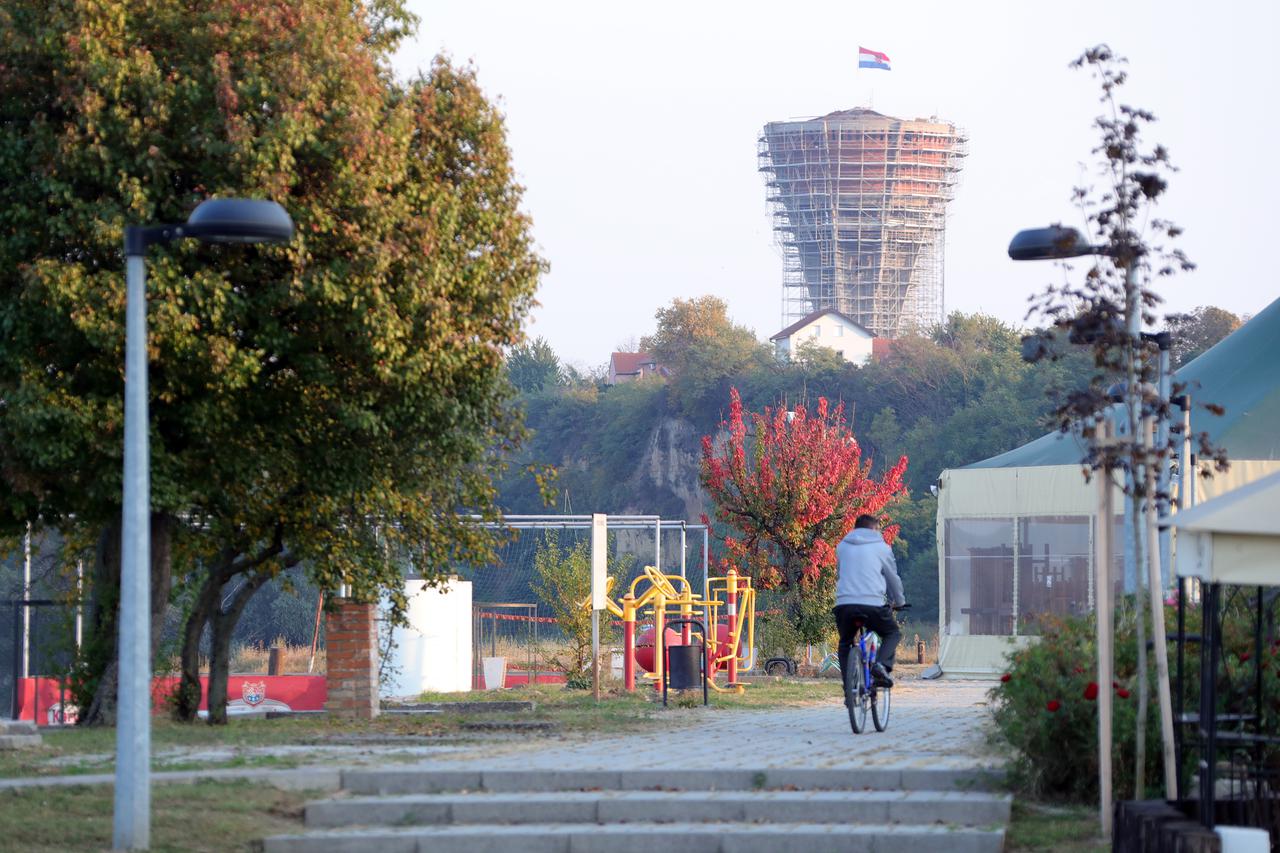 Vodotoranj, simbol Vukovara i Domovinskog rata, opasan skelama