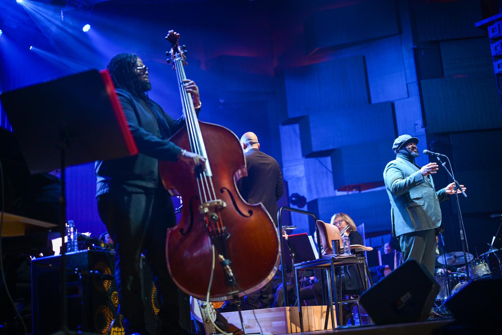 Gregory Porter, kojega mnogi nazivaju pjevačem kremastog baritona ili čovjeka s vokalom poput tekućeg zlata, jučer je, u dupkom punoj Koncertnoj dvorani Vatroslav Lisinski, otvorio 17. izdanje Zagreb Jazz Festivala