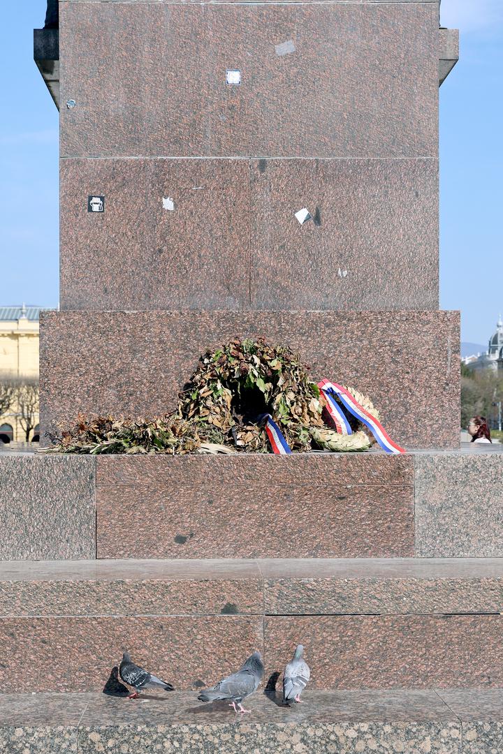 Budući da se spomenik kralju Tomislavu nalazi na prometnom dijelu grada, nedaleko samog centra, svakim danom onuda prođe velik broj građana i turista pa tako sada osušeni vijenci ostavljaju dojam nebrige.