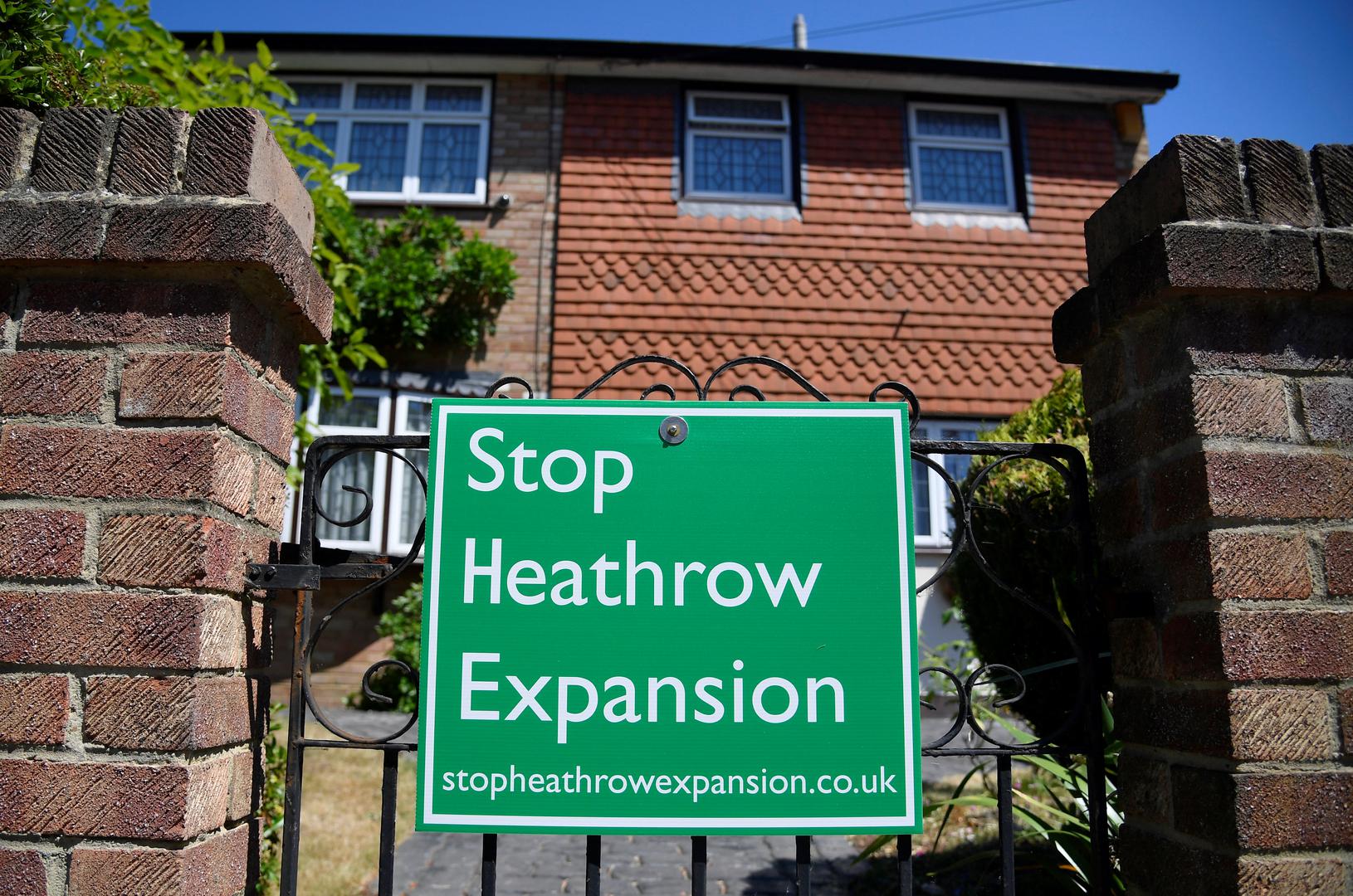 Greenpeace je već najavio da će odluku osporiti na sudu.
"Trebalo je proći 50 godina da se dogodi ovo povijesno glasovanje koje je najvažnija odluka ovog naraštaja u vezi s prometom", istaknuo je uoči glasovanja ministar prometa Chris Grayling.