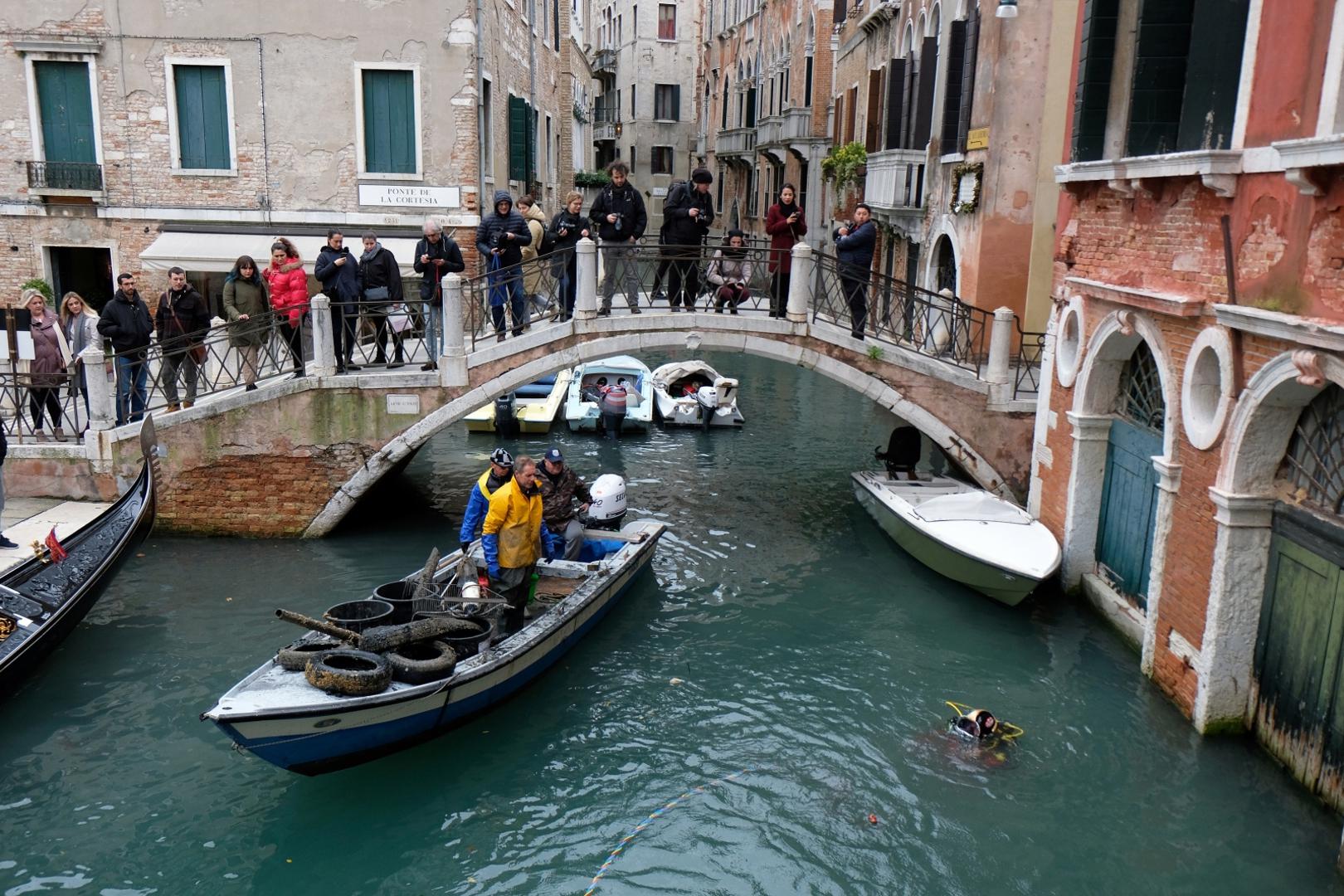 Masovni turizam gradu donosi velike prihode, ali gužve stvaraju gradu i velike probleme. 