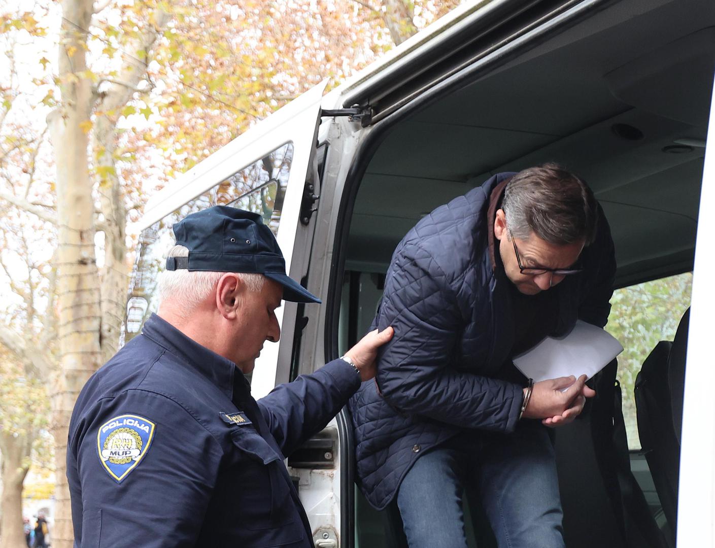 Bivši glavni državni inspektor i njegov kum Dragan Krasić doznali su nešto kasnije da im je sudac istrage zagrebačkog Županijskog suda odredio 20 dana istražnog zatvora