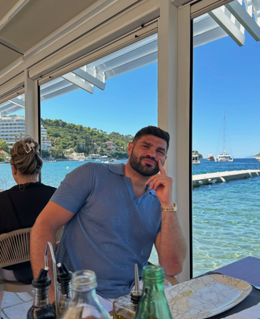 Filip Hrgović novi je svjetski prvak u teškoj kategoriji prema IBF-u. Hrvatski boksač do najvećeg uspjeha karijere stigao je u londonskoj O2 Areni, gdje je u dramatičnom meču svladao domaćeg borca Mosesa Itaumu (14-1) tehničkim nokautom u devetoj rundi. Nakon što je Hrgović zadao niz snažnih udaraca, Itaumin kut odlučio je prekinuti borbu i ubacio ručnik u ring.