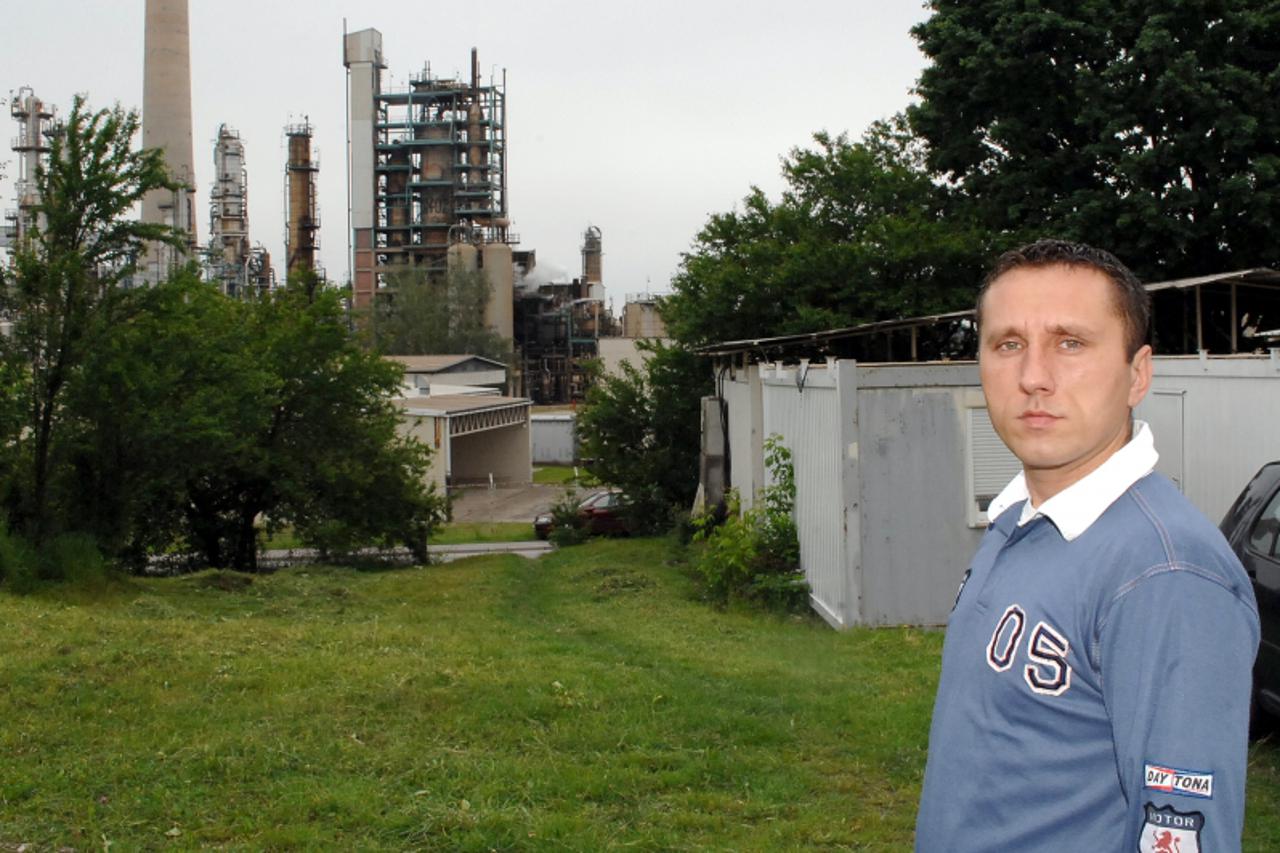 'sisak - 19.05.2010., Sisak - Alen Dizdarevic zali se na buku koja dolazi iz postrojenja KP6 sisacke Rafinerije. Photo:Nikola Cutuk/PIXSELL'