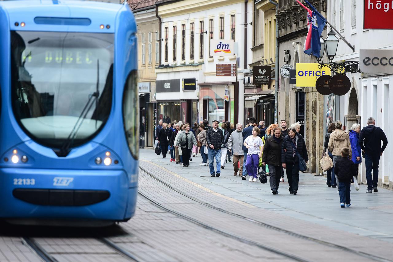 Zagreb: Građani iskoristili subotu bez kiše za šetnju gradom i uživanje na kavi