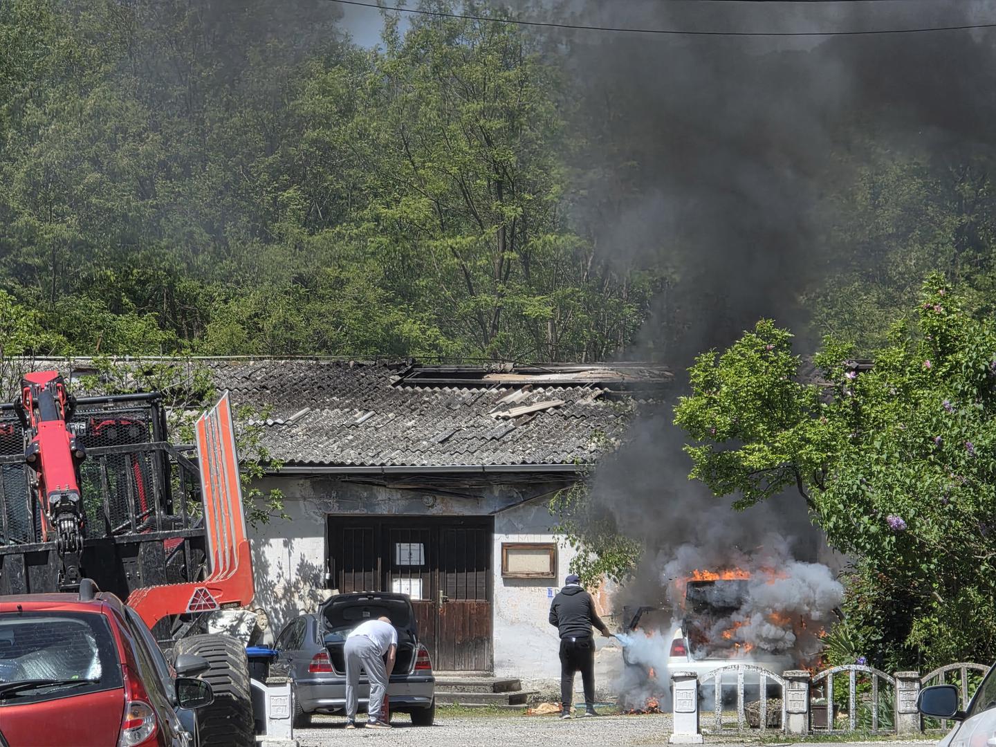 Požar su prvo pokušali ugasiti ljudi koji su se zatekli na lokaciji, a onda asu posao preuzeli vatrogasci. Buktinja je ubrzo stavljena pod kontrolu