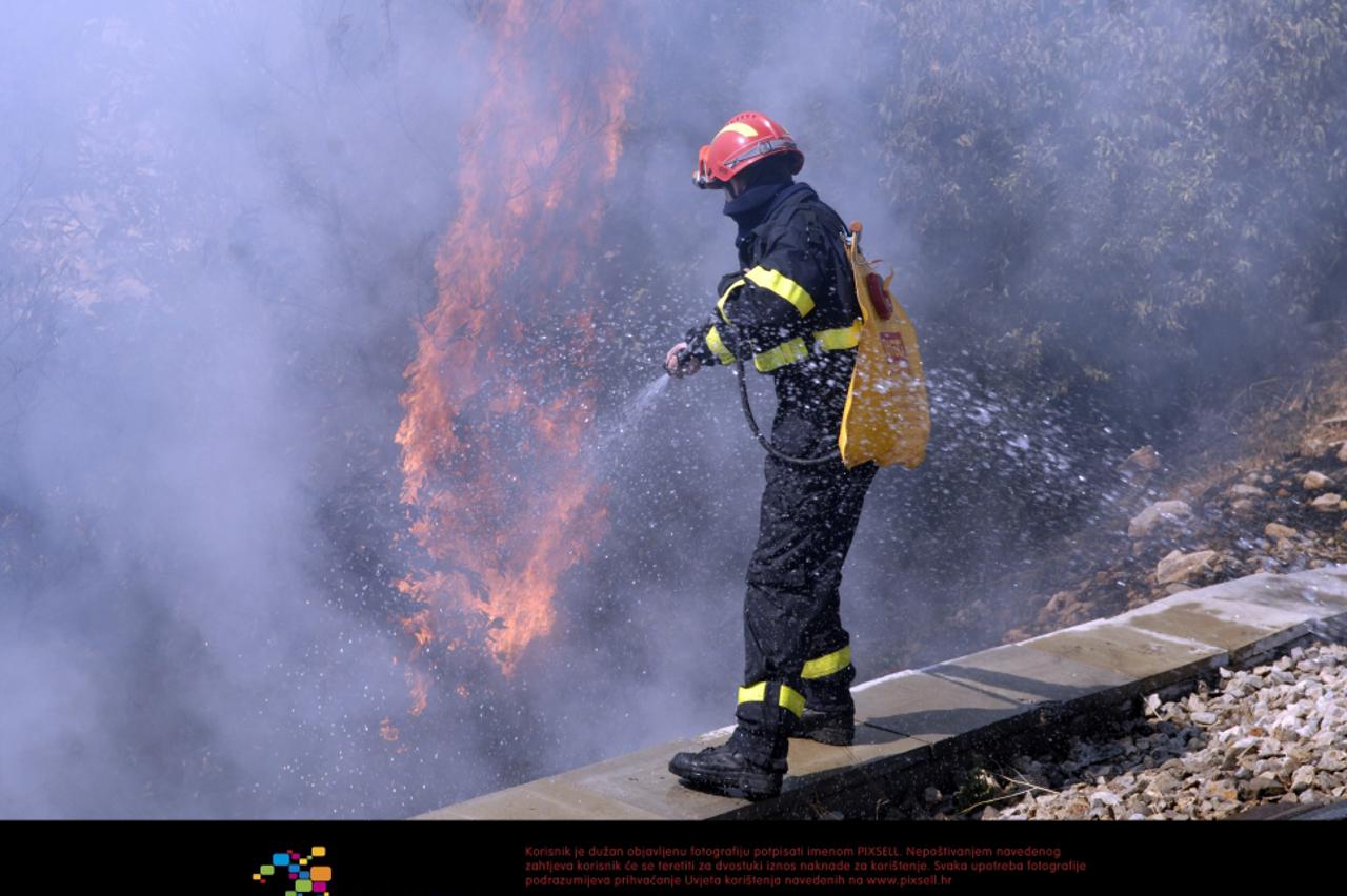 požar uz prugu Rijeka Zagreb (1)