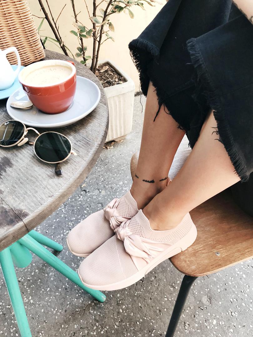 Poznat po značajkama dizajna koji kao da je ispred svog vremena, brend je udružio snage sa Skechersom te je tako nastao Mark Nason Los Angeles By Skechers. Mint zelena, nježno roza, lavanda ljubičasta i crna neke su od boja nove kolekcije napravljene od pomno biranih premium materijala. 