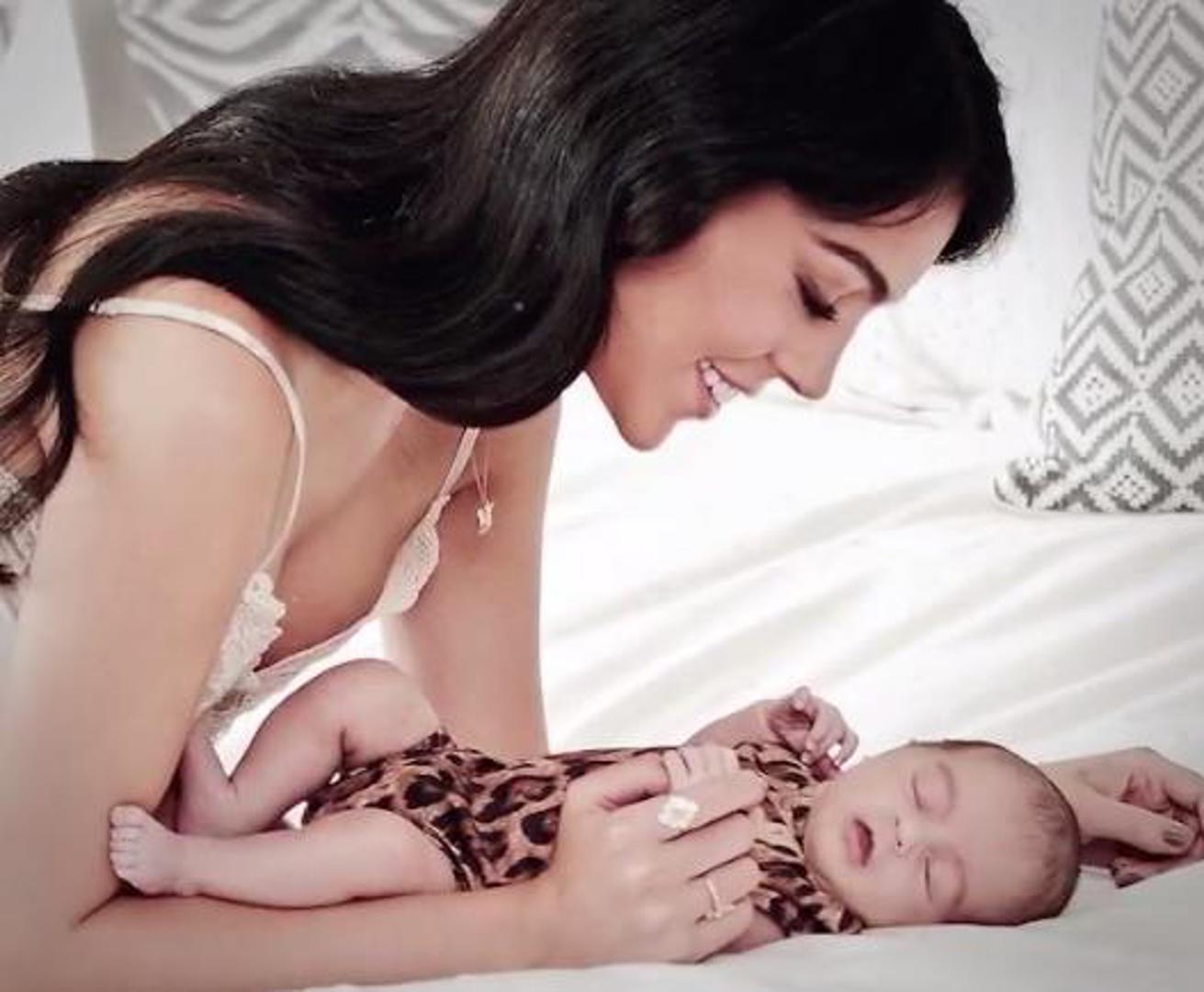 Djevojka portugalske nogometne zvijezde otkrila je kako je njihova kćer dobila ime - Alana Martina. "Ime? Birali smo između dva. Cristiano je izabrao Alana, ja sam željela Martina. Pa smo im odlučili spojiti", rekla je Georgina Rodriguez