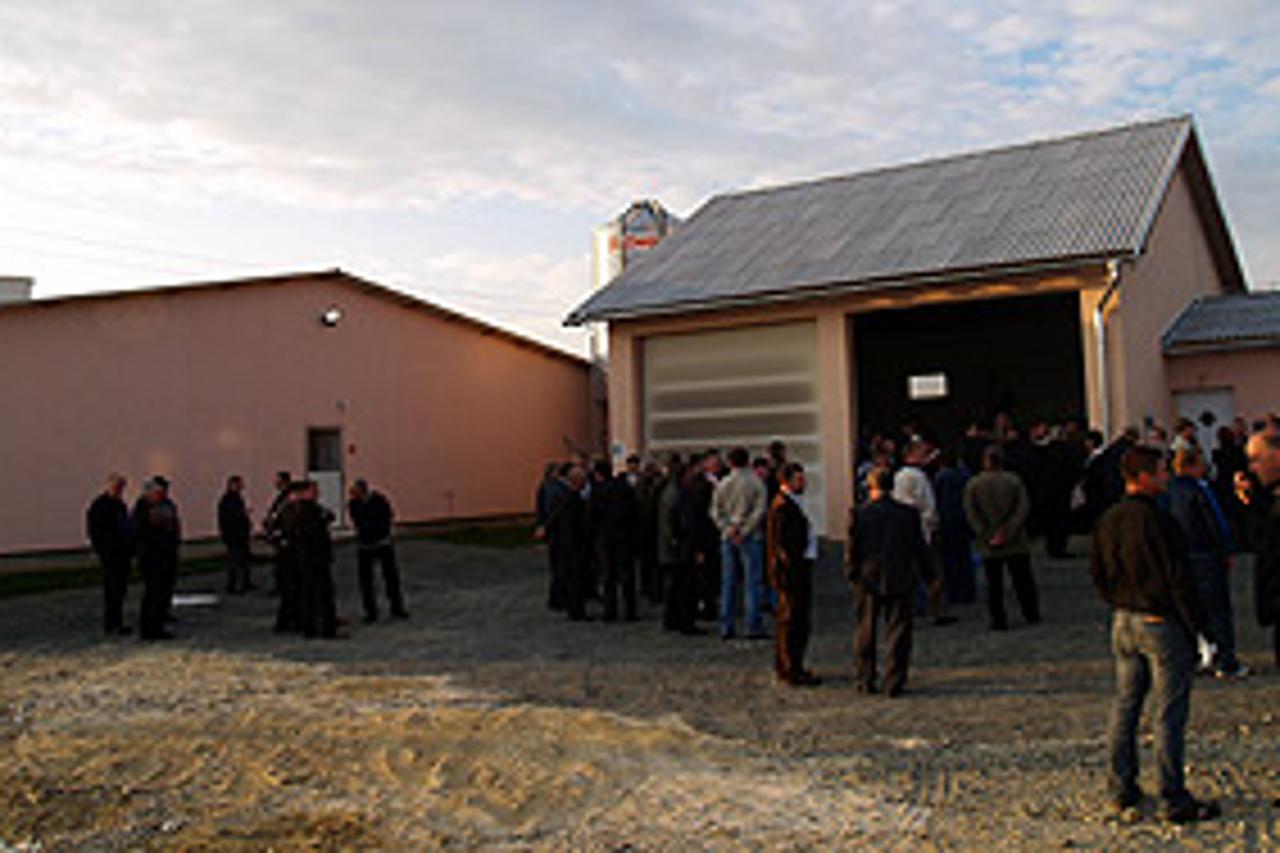 Posjetiteljima, među kojima su bili i visoki državni gosti, nije bio moguć ulaz u objekt, da ne bi unijeli kakvu zaraznu bolest