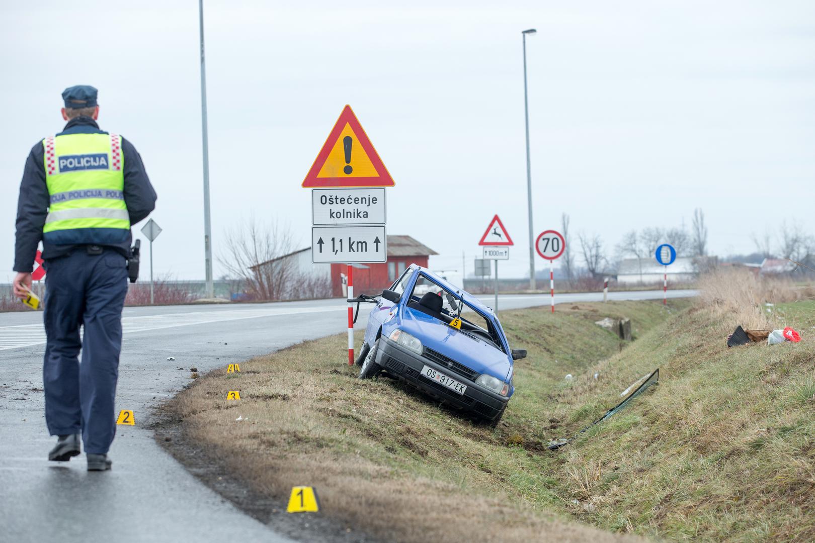 Na državnoj cesti D34 u Petrijevcima nedaleko od Osijeka jedan je vozač izgubio kontrolu nad automobilom i sletio u kanal.