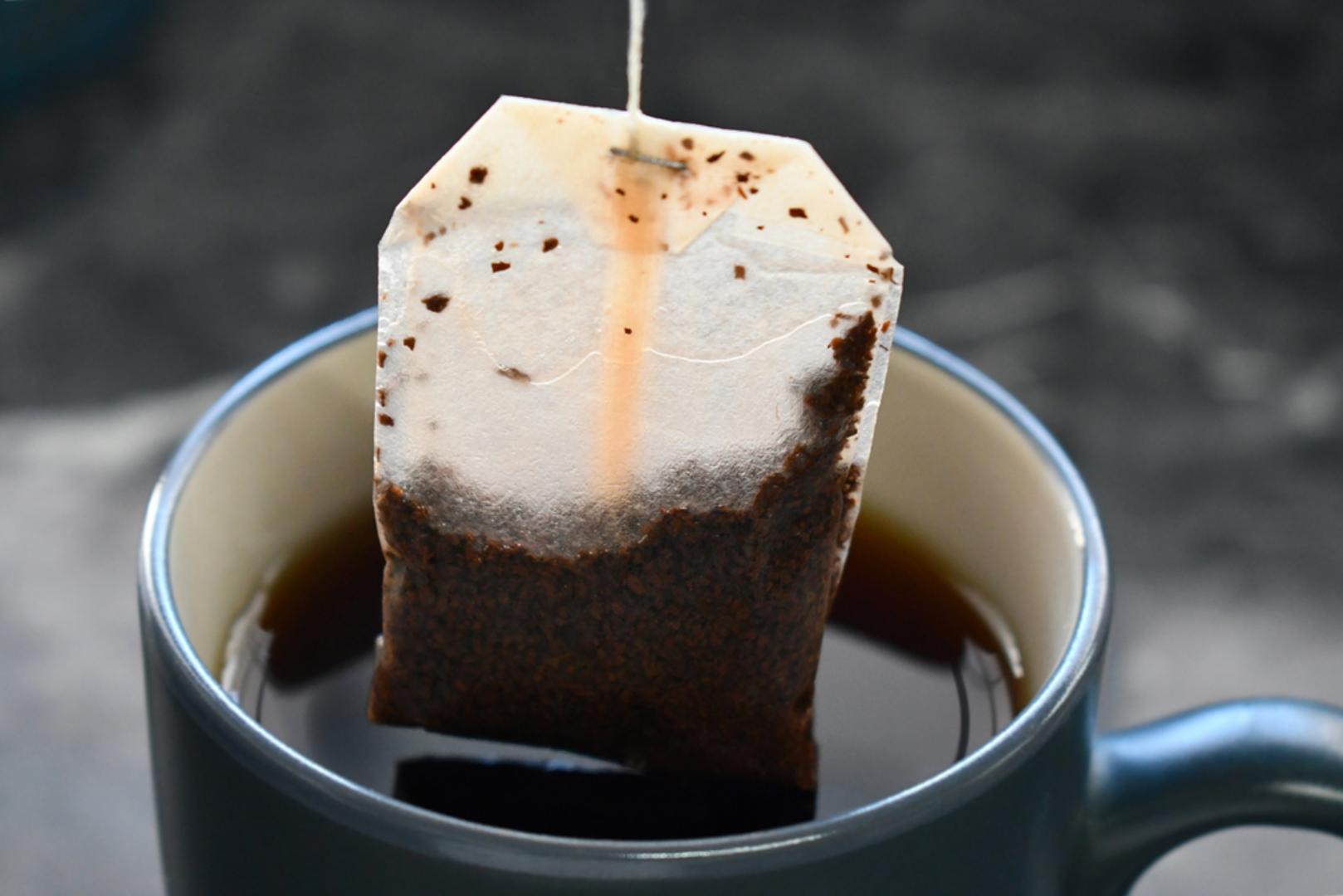 Zimi čaj pijemo češće nego ikad. Šalica toplog napitka sjajna je za ugrijati prste, umiriti se i 'resetirati' dan. A nakon opuštajućeg rituala ostaje nam mokra vrećica koja odmah završi u smeću. Što je šteta, jer u njoj još ima korisnih tanina i mirisa koji mogu poslužiti po kući. U nastavku su ideje kako iskorištene vrećice čaja pretvoriti u male kućne pomagače.