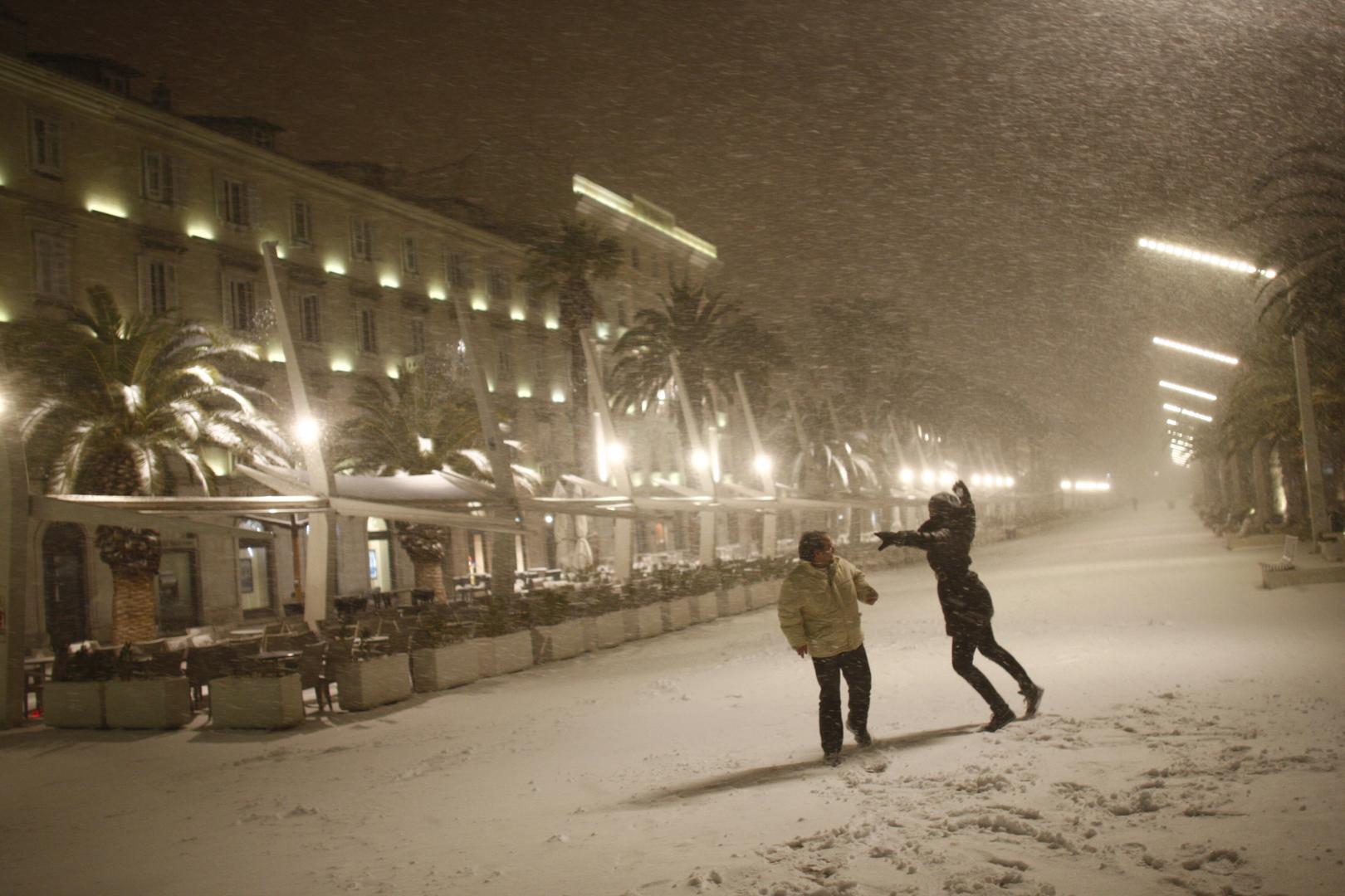 03.02.2012., Split - Grad se probudio pod bijelim pokrivacem i na -4 stupnja sto je bilo dovoljno da se proglasni "snjezni dan". Vrtici, skole, kao i institucije imaju opravdanje od gradonacelnika zbog neradnog dana, a gradjanima je savjetovano da ostanu u toplim domovima. Nocno grudanje na rivi. rPhoto: Ivo Cagalj/PIXSELL