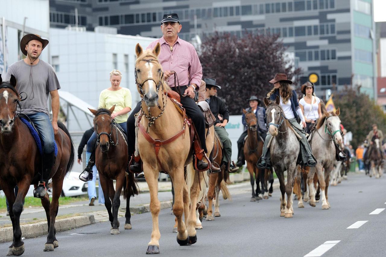 17.10.2014., Zagreb - Krenula karavana prijateljstva posvecena Zeljku Malnaru.  Photo: Daniel Kasap/PIXSELL