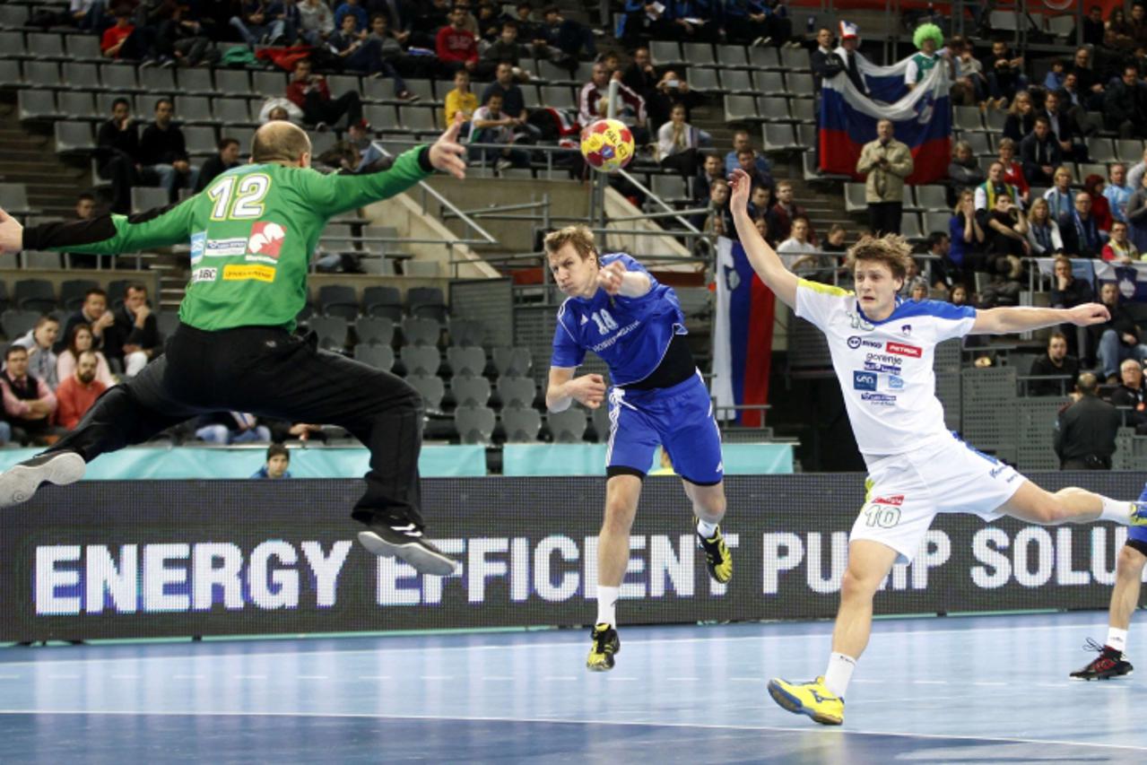 'Russia\'s Daniil Shishkarev (R) attempts to score against Slovenia\'s goalkeeper Gorazd Skof (L) and Jure Dolenec during the World Men\'s Handball Championship at Palau Sant Jordi arena in Barcelona 