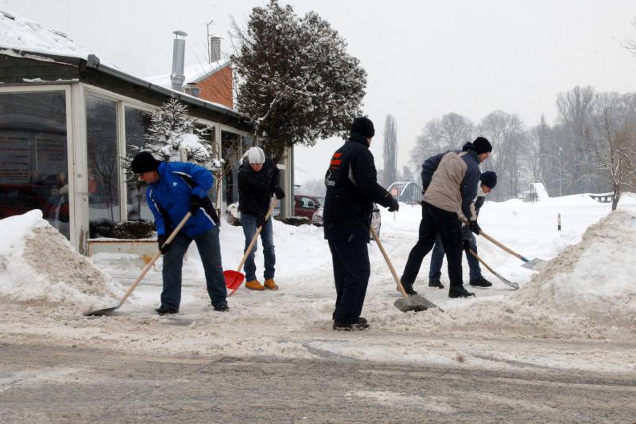 Čišćenje snijega u Požegi (1)