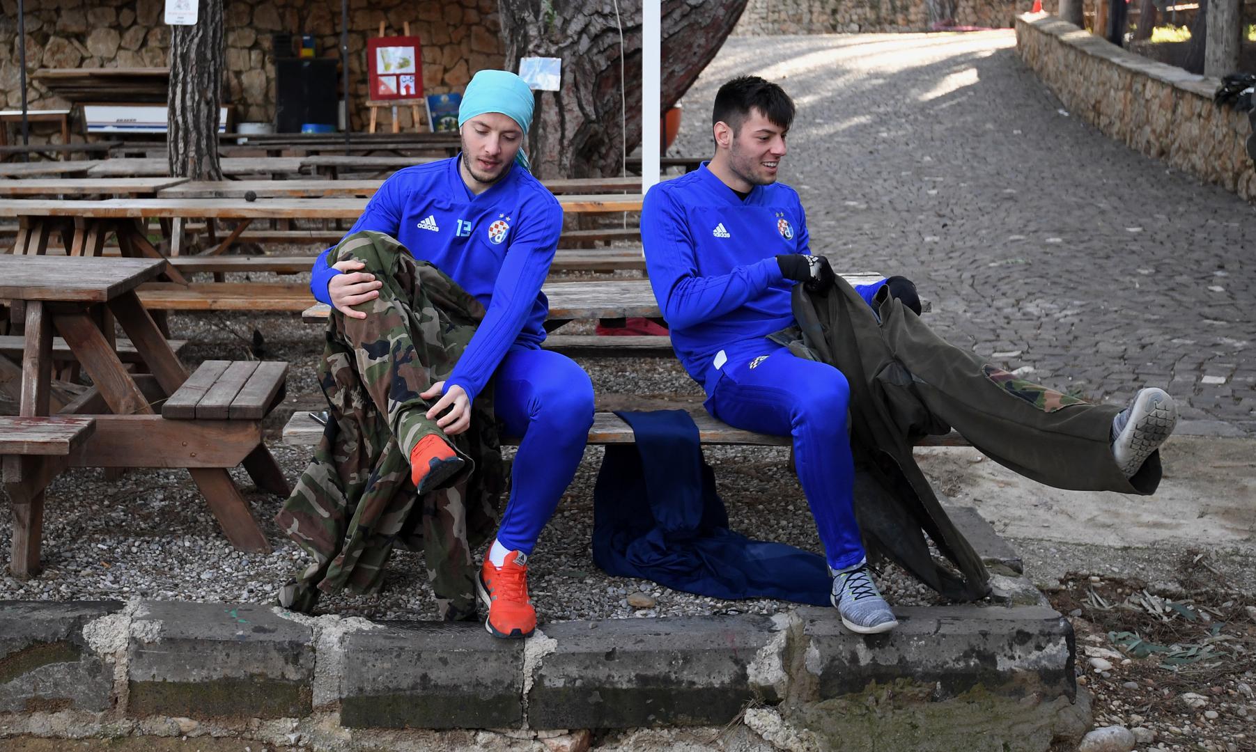 Podijelili su se u ekipe i odlučili baciti partiju paintballa. 

