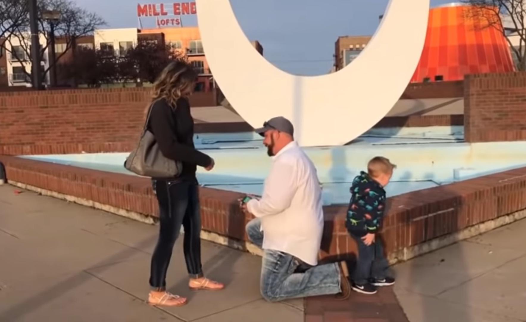 Kevin Prztula i njegova djevojka Alyssa zasigurno će se zauvijek sjećati prosidbe jer se za to pobrinuo jedan trogodišnjak.