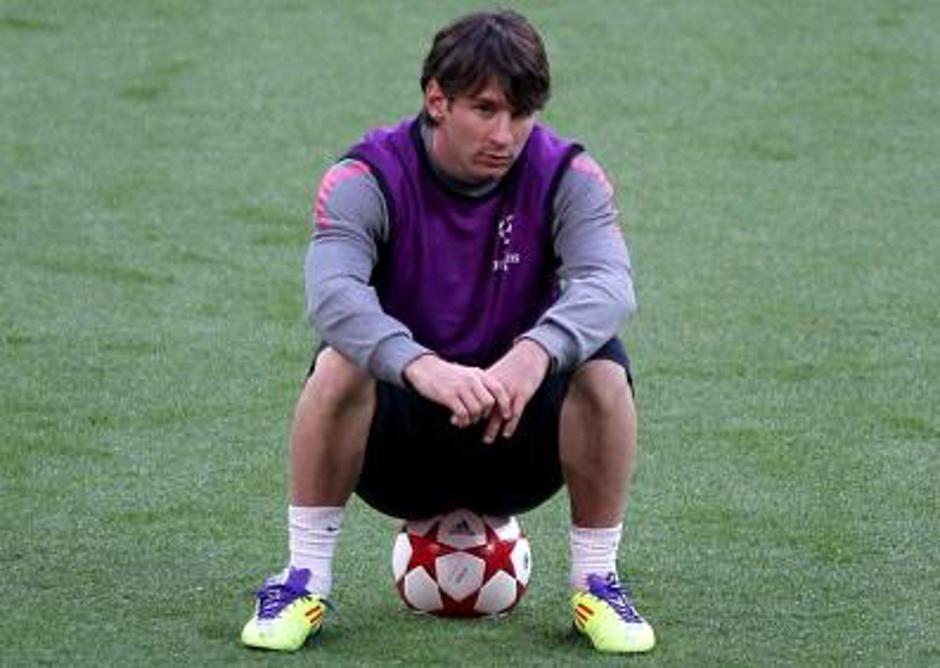 '*ALTERNATE CROP* Barcelona\'s Lionel Messi sits on a ball in training Photo: Press Association/Pixsell'