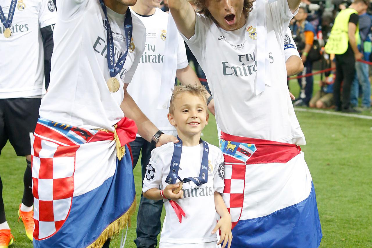 28.05.2016, Stadio San Siro, Mailand, ITA, UEFA Champions League Finale, Real Madrid (ESP) vs Atletico Madrid (ESP), im Bild   Real Madrid's Mateo Kovacic (l) and Luka Modric celebrate the victory      Foto © nordphoto / Acero *** Local Caption ***     /P
