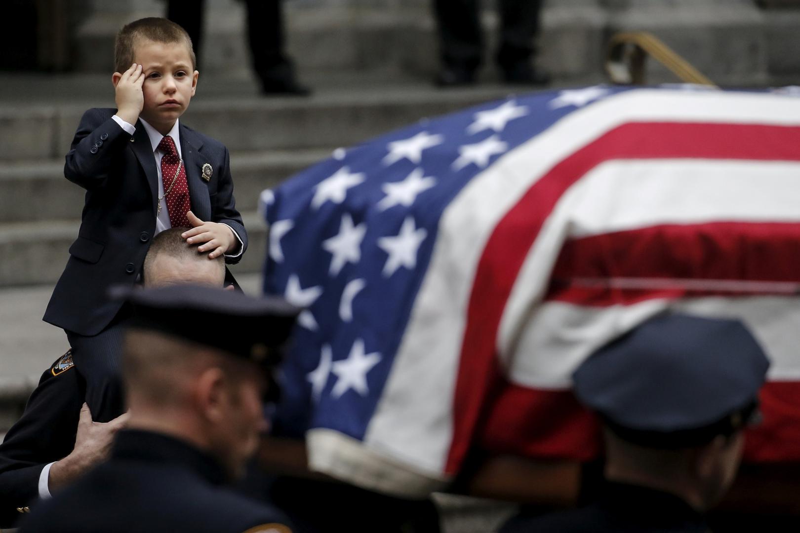 Sin palog
američkog borca na pogrebu
svoga oca