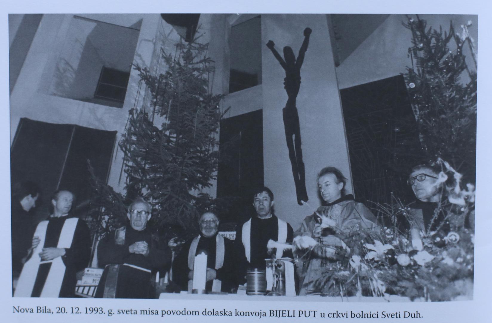 U crkvi Svetog Duha služena je u povodu dolaska konvoja 20. prosinca 1993.

