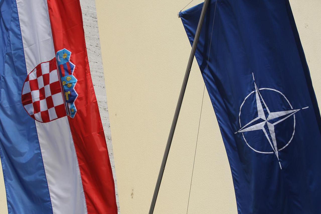 Hrvatska i NATO zastava