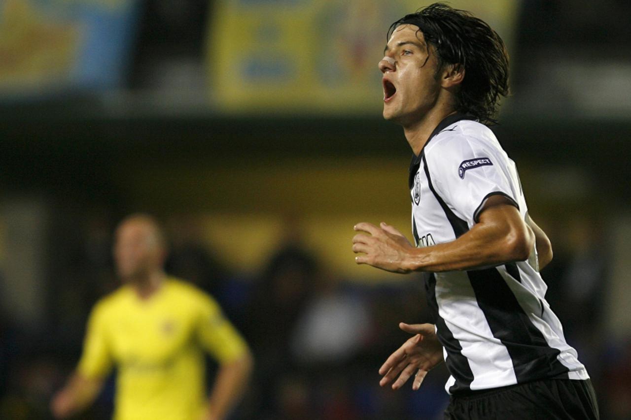 \'PAOK Salonika\'s Vladimir Ivic reacts during their Europa League Group D soccer match against Villarreal at the Madrigal Stadium in Villarreal, October 21, 2010.  REUTERS/Heino Kalis (SPAIN - Tags: 